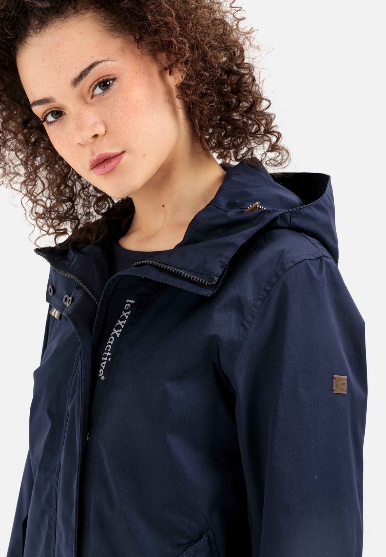 Damen teXXXactive® Jacke aus einem Bio-Baumwollmix Dunkelblau getragen detailliert nah