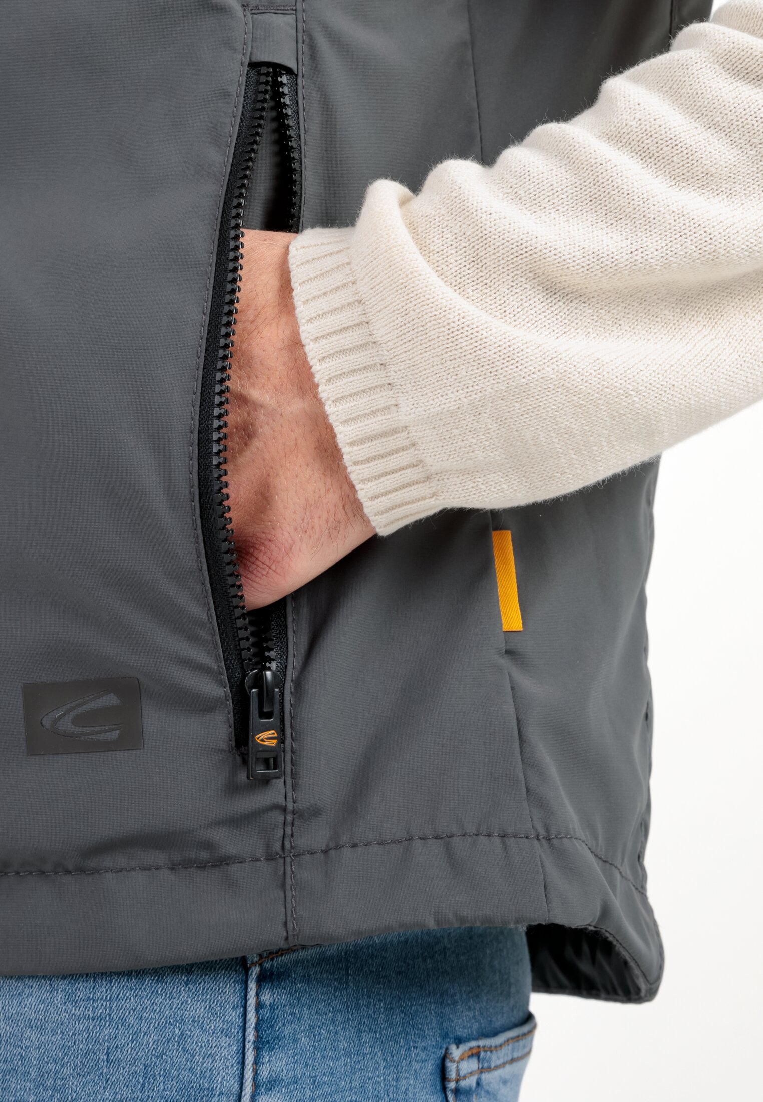 Herren Leichte Weste aus recyceltem Polyester Grau getragen detailliert nah