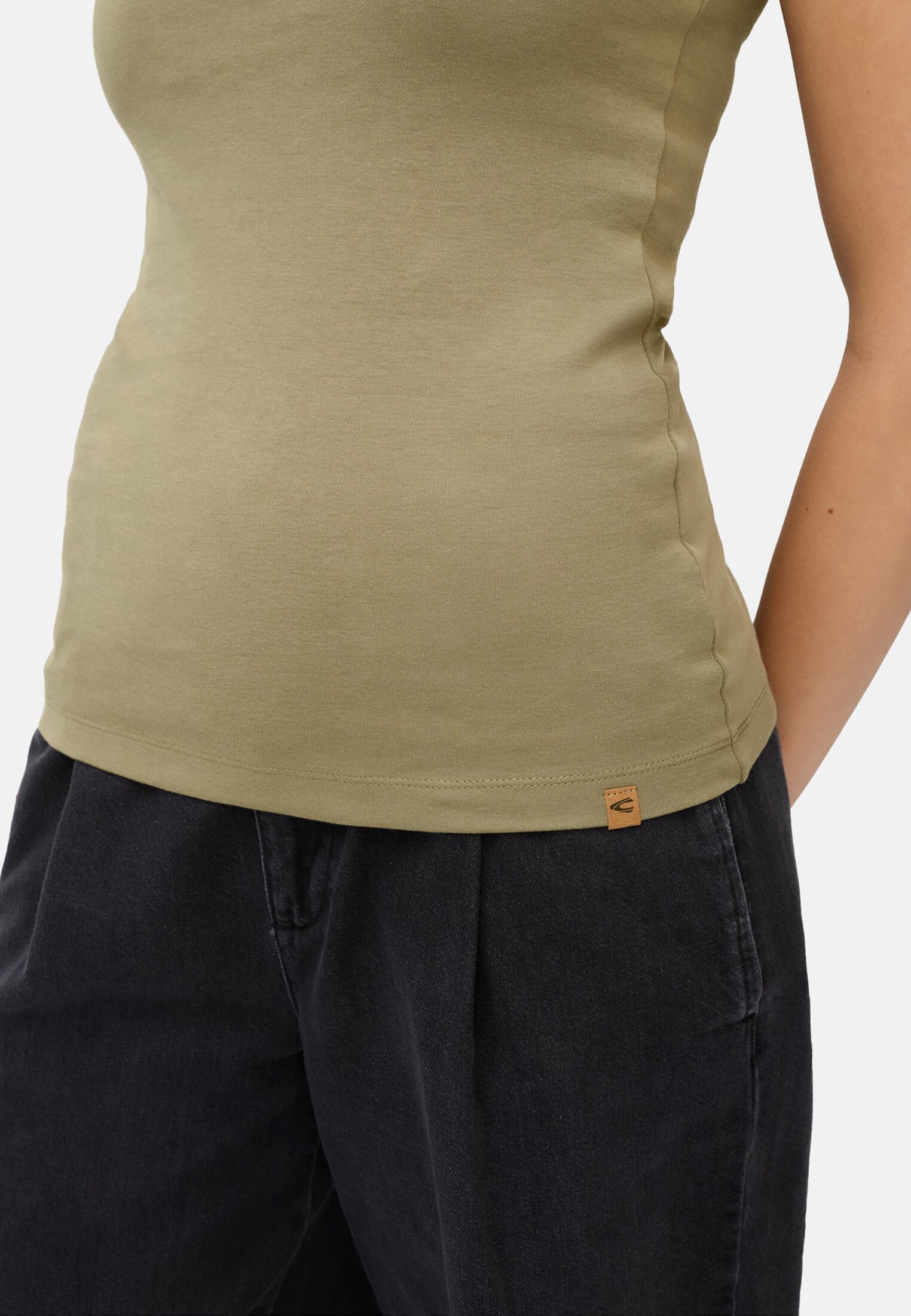 Damen Top aus reiner Baumwolle Hellkhaki getragen detailliert nah