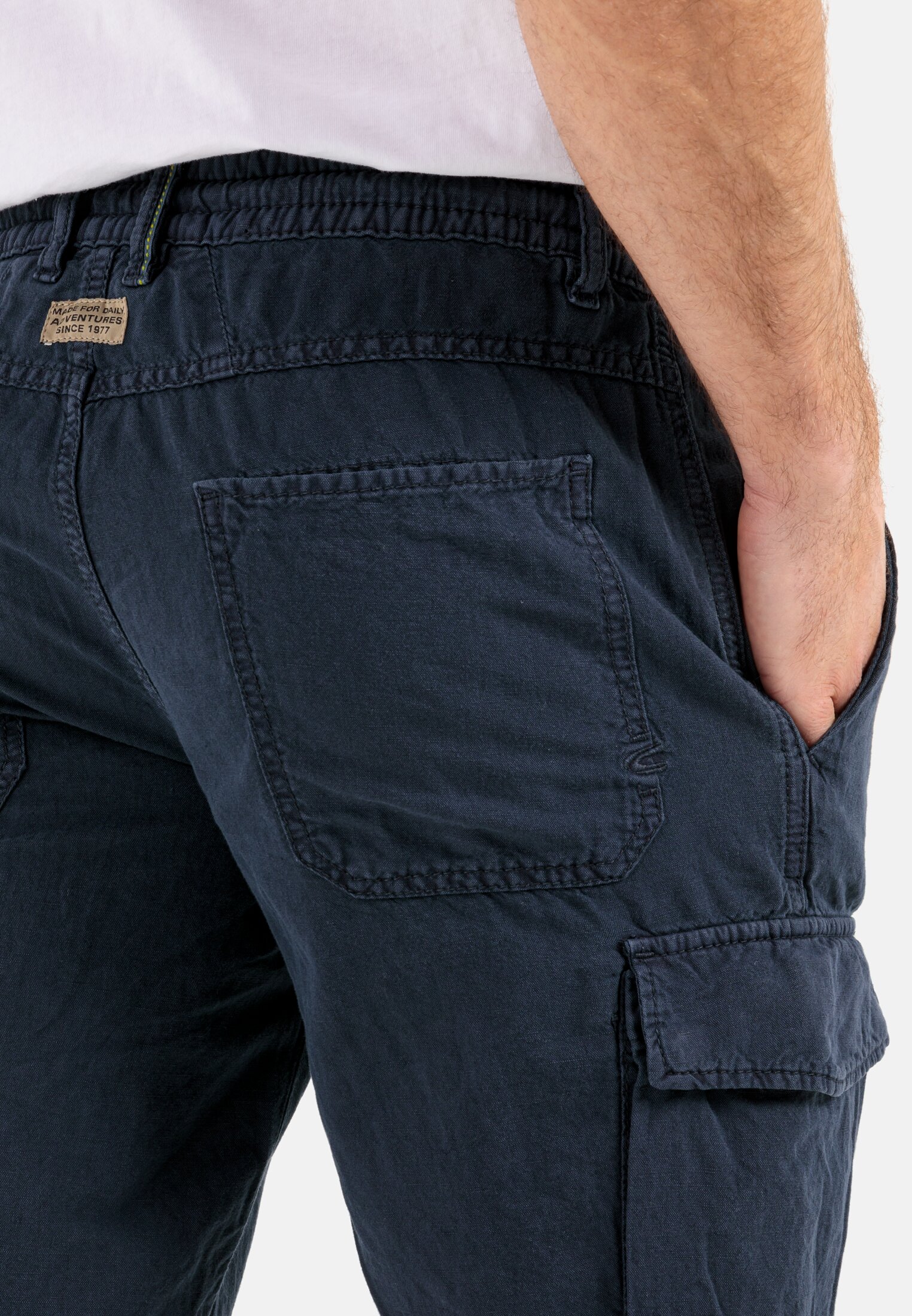 Men Lightweight cargo shorts in a cotton-linen mix Blue worn detail close