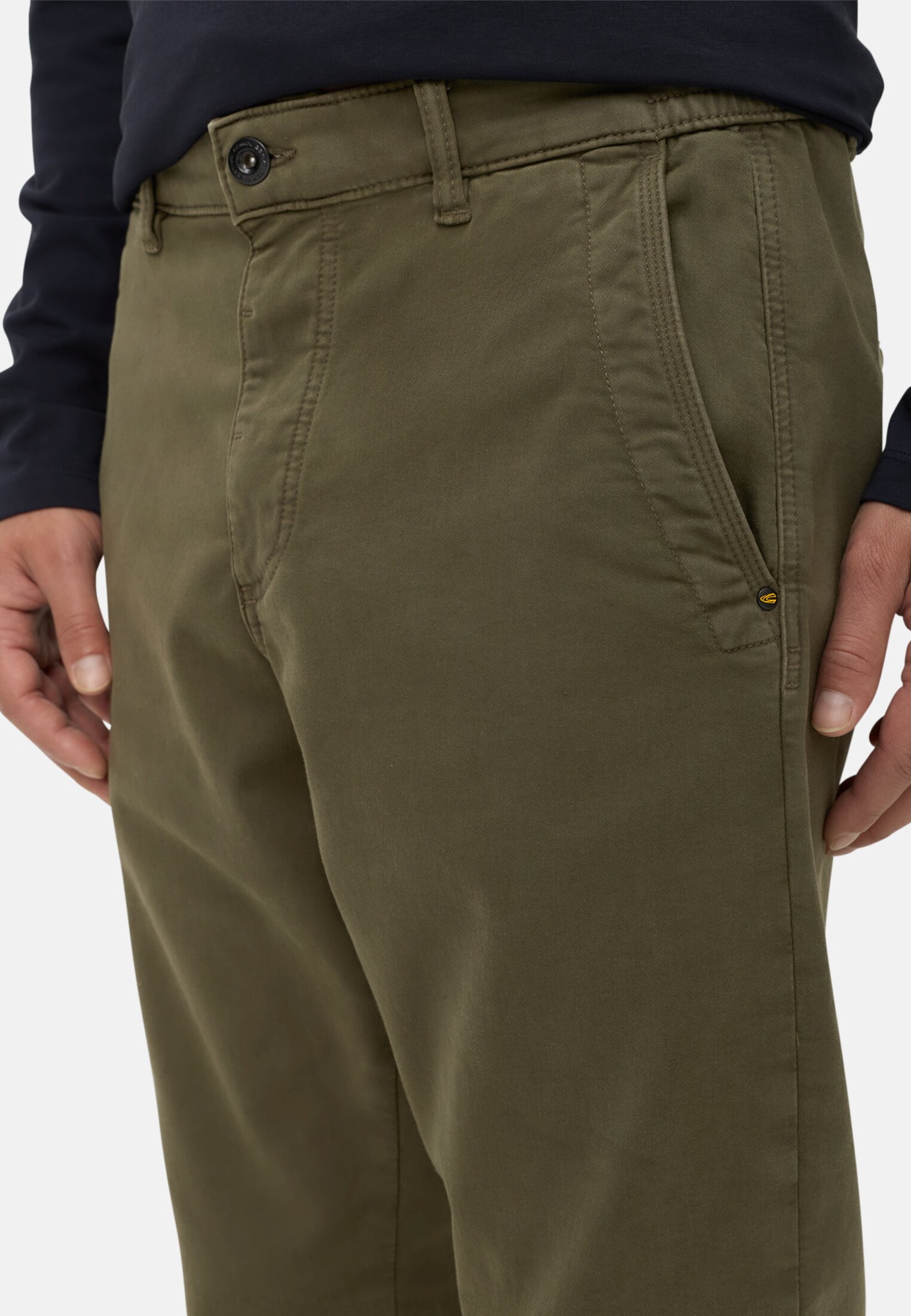 Heren fleXXXactive® Regular Fit Explorer Chino gedragen detail dichtbij
