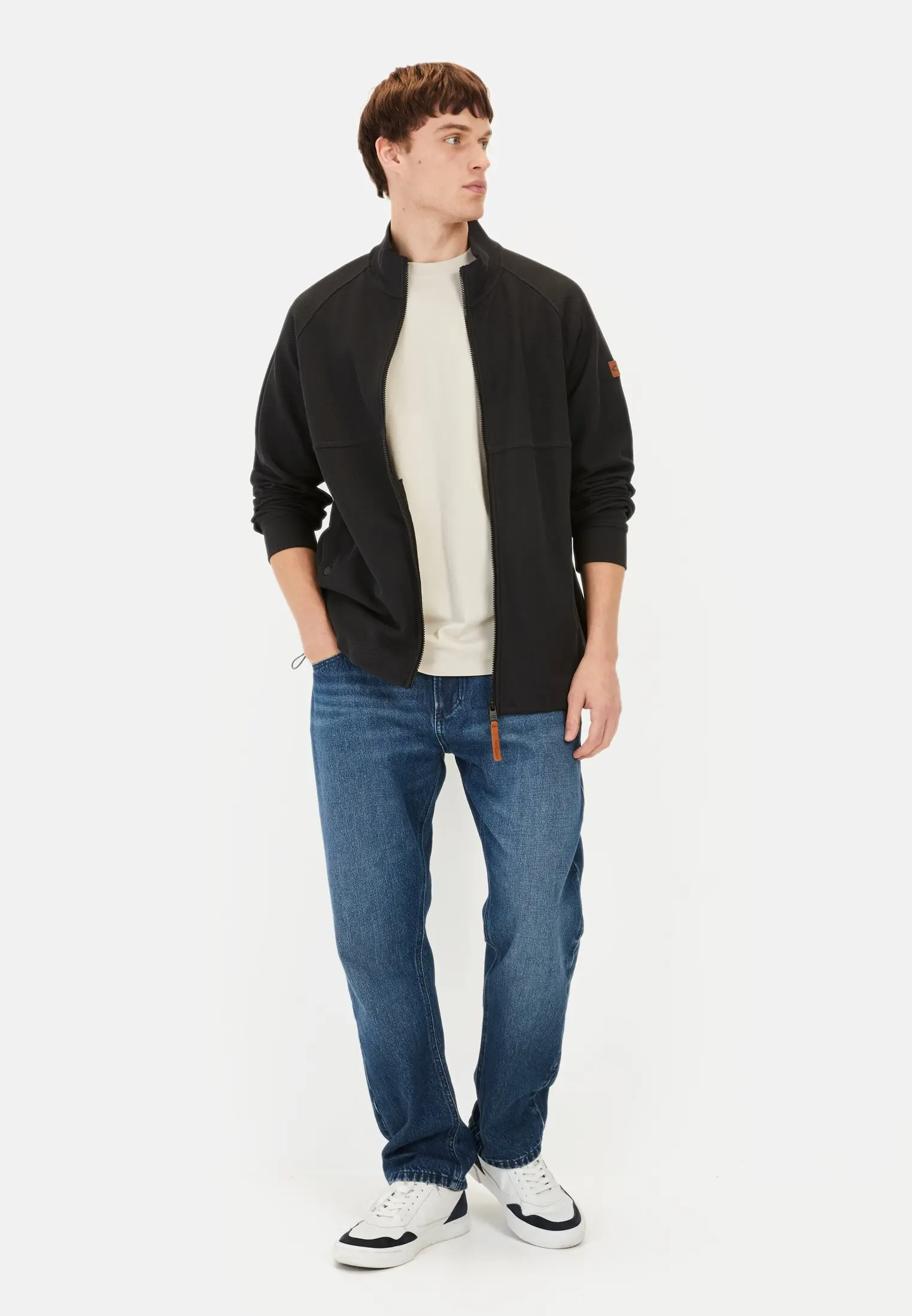 Herren Sweatjacke mit Stehkragen Schwarz getragen vorne Ganzkörper