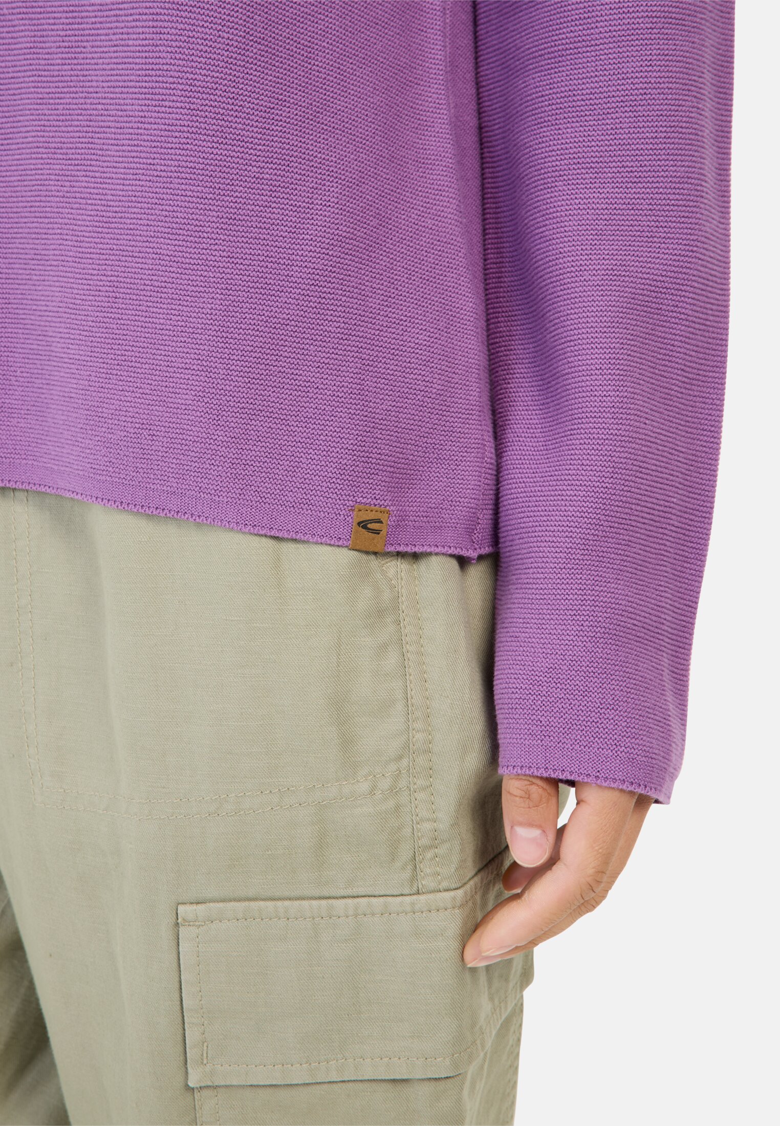 Damen Strickpullover aus reiner Baumwolle Violett getragen detailliert nah