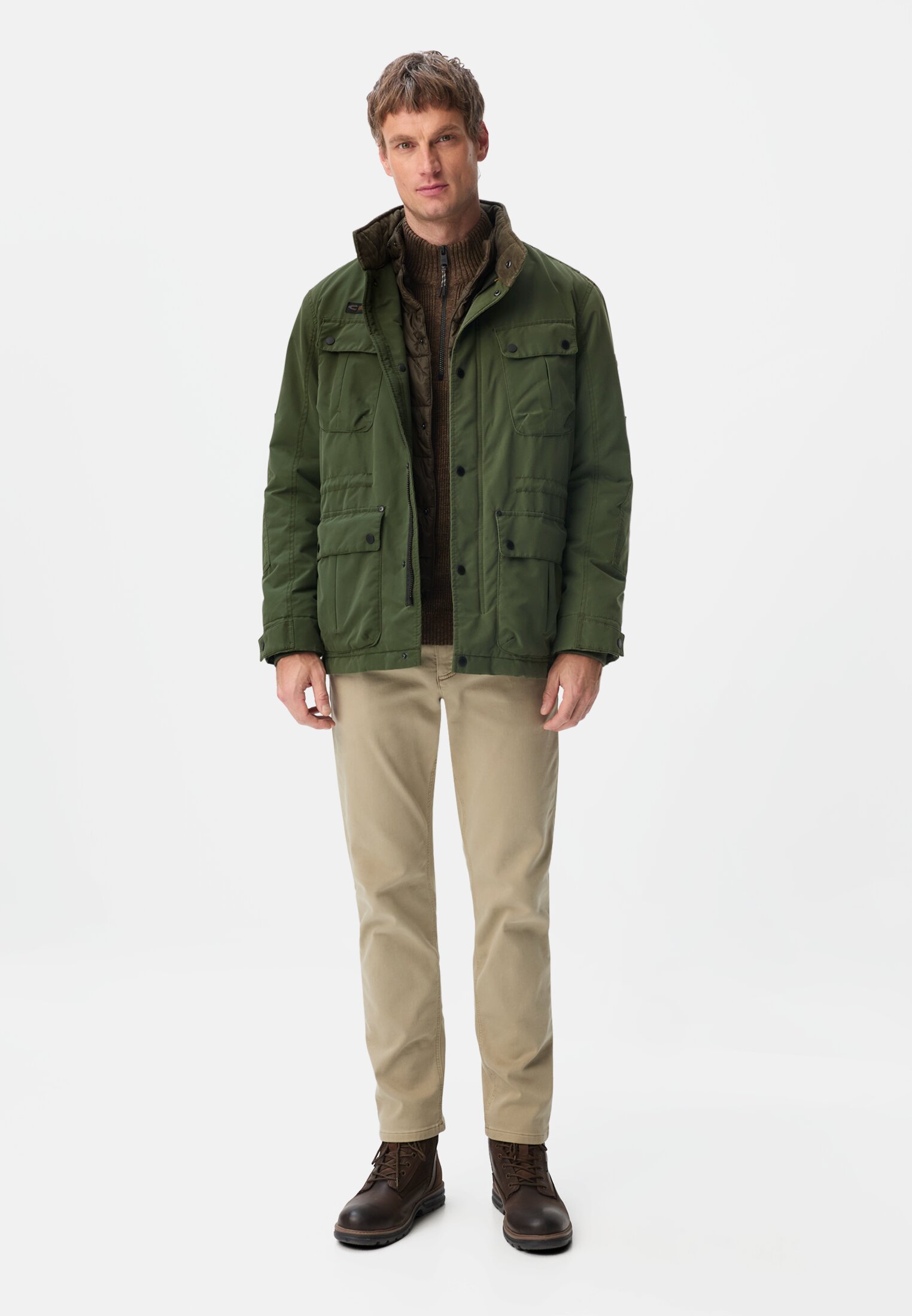 Herren Field Jacket mit verstellbarem Bund Blattgrün getragen vorne Ganzkörper