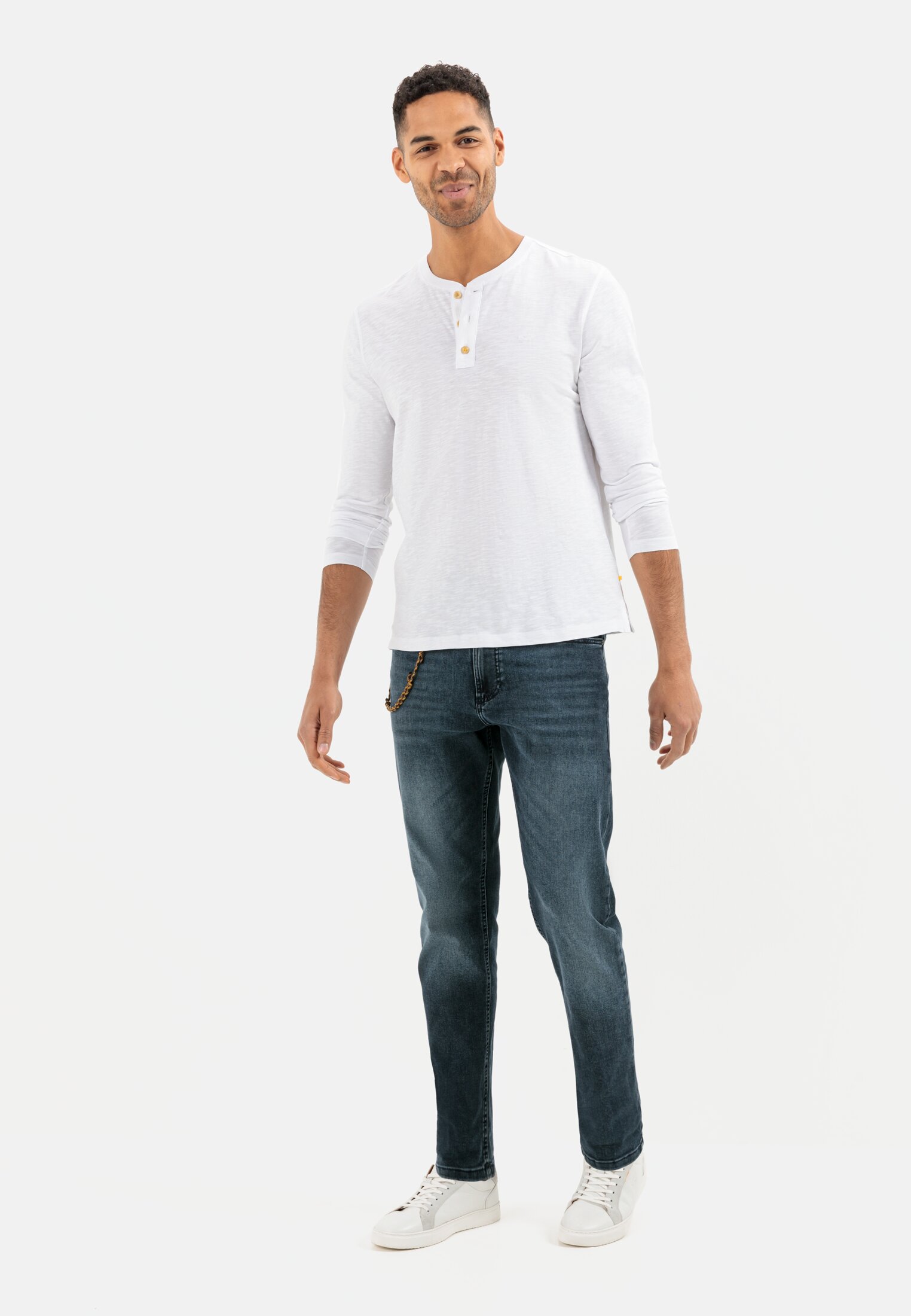 Men Lightweight long-sleeved shirt with henley collar in pure organic cotton White worn emotional