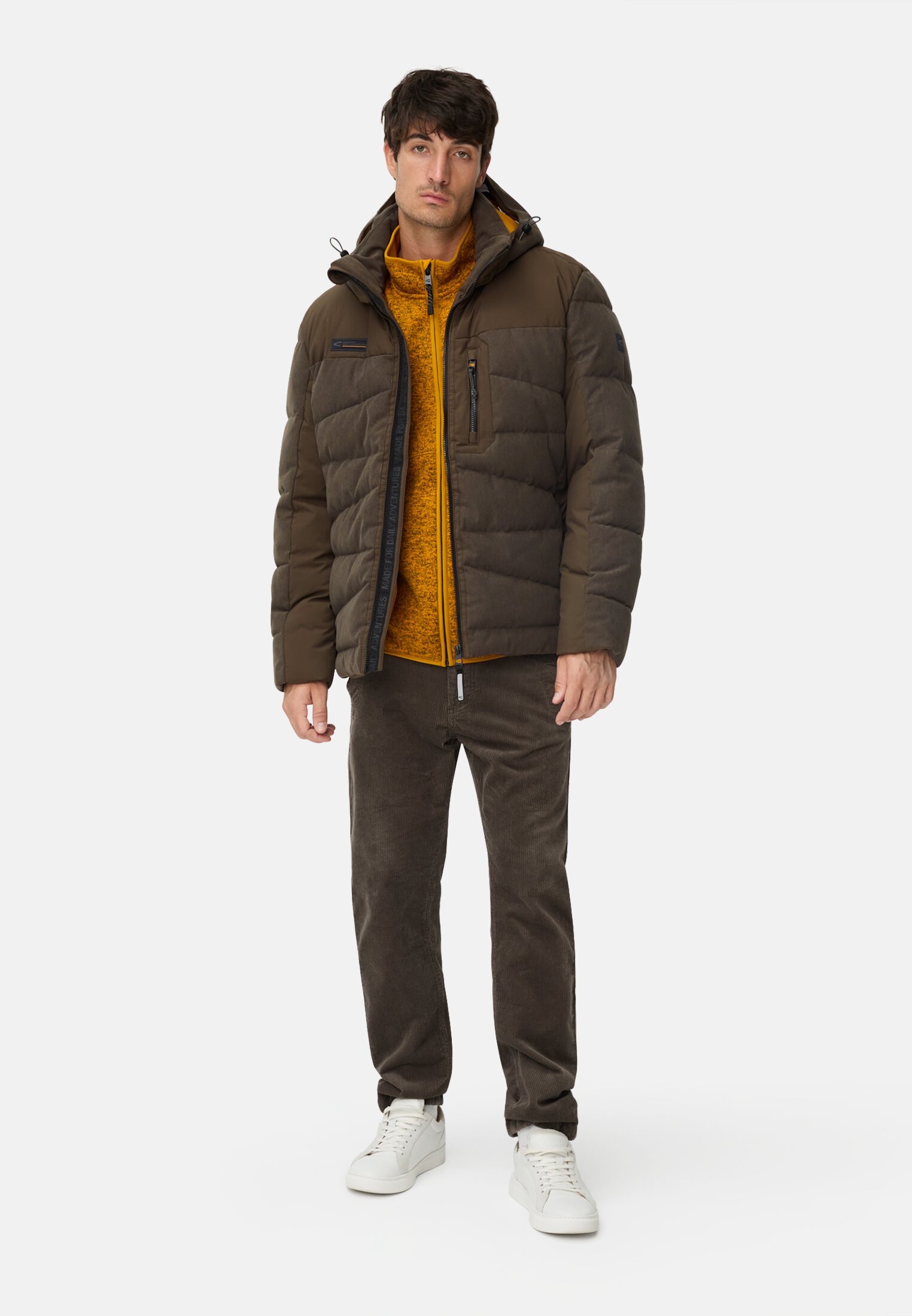 Herren Steppjacke mit abnehmbarer Kapuze Dunkelbraun getragen vorne Ganzkörper