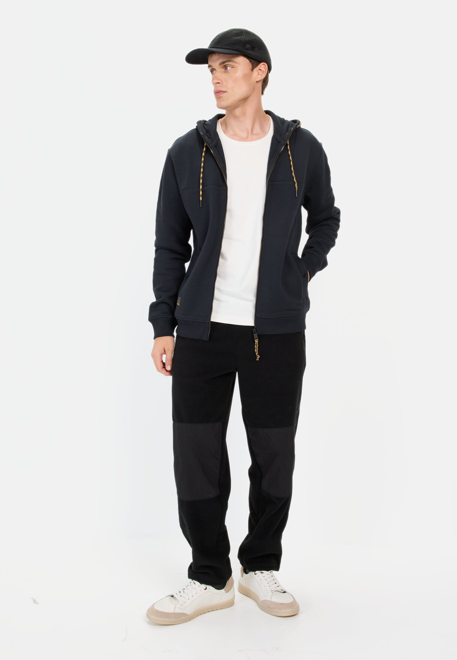 Herren Sweatjacke aus einem Organic Cotton mix Nachtblau getragen vorne Ganzkörper