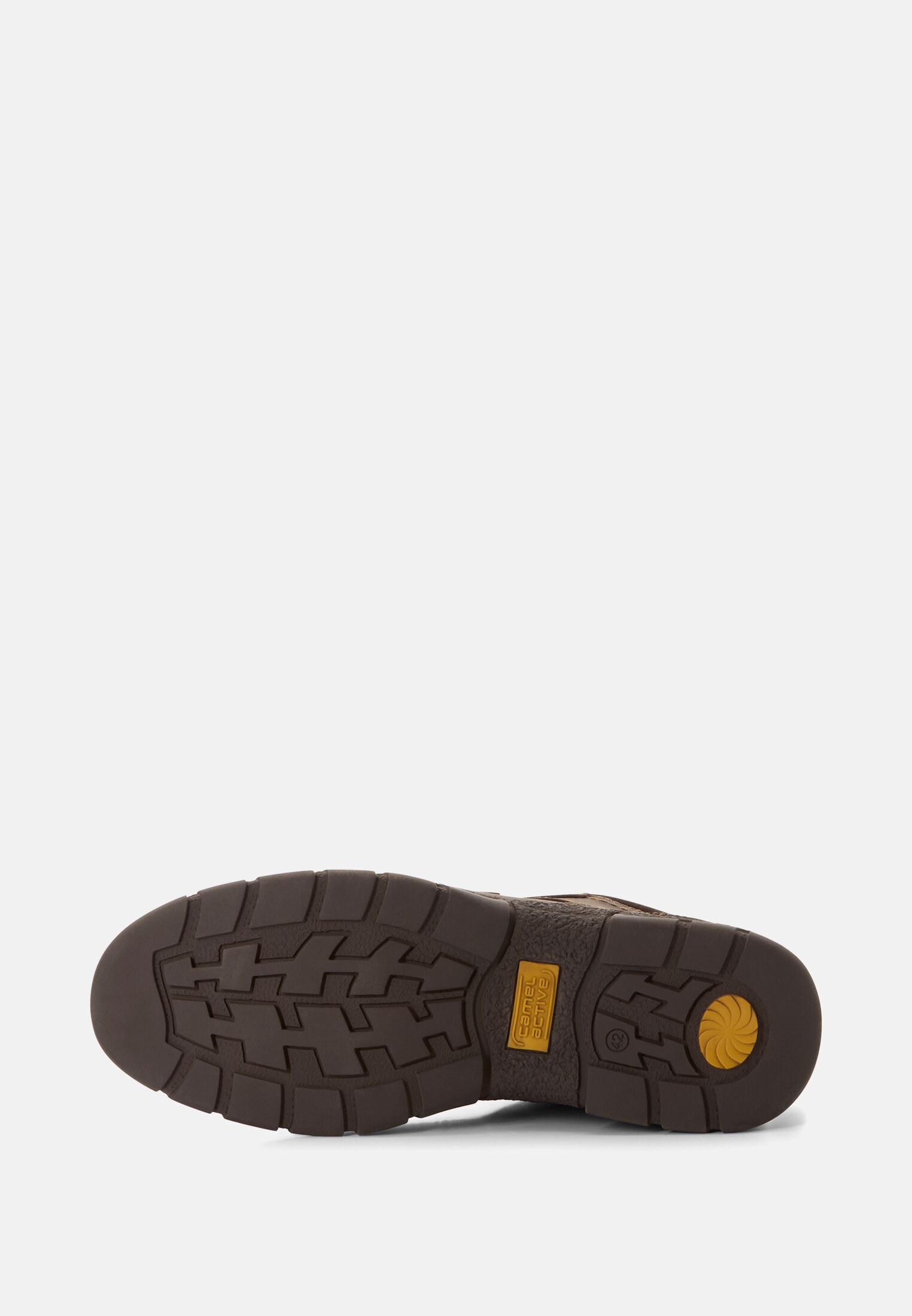 Sohle eines braunen Outdoor-Schuhs mit Profil und gelbem Detail.