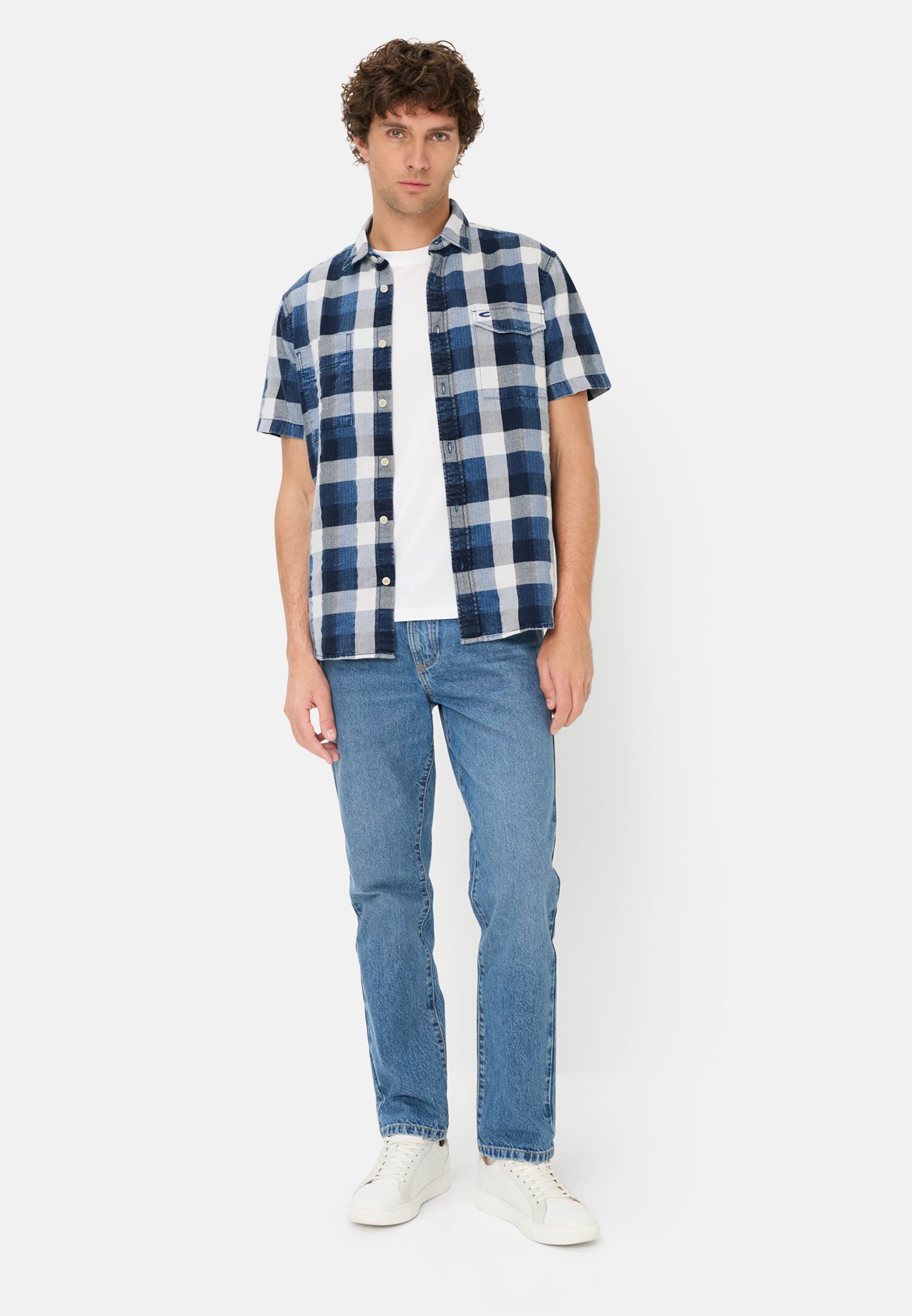 Herren Kurzarmhemd mit Brusttaschen Indigoblau getragen vorne Ganzkörper