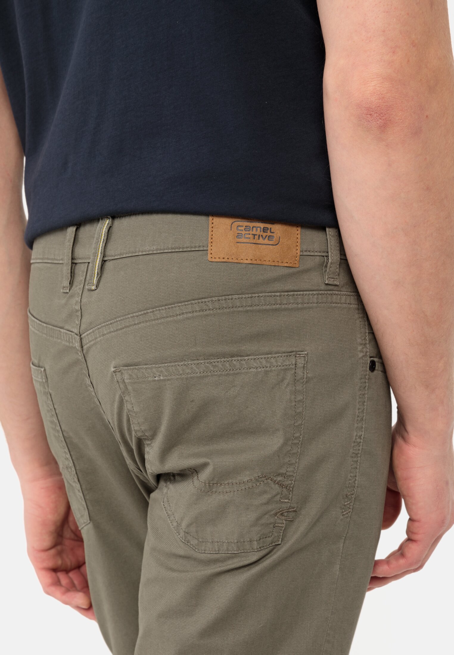 Herren Slim Fit 5-Pocket Hose Khaki getragen detailliert nah