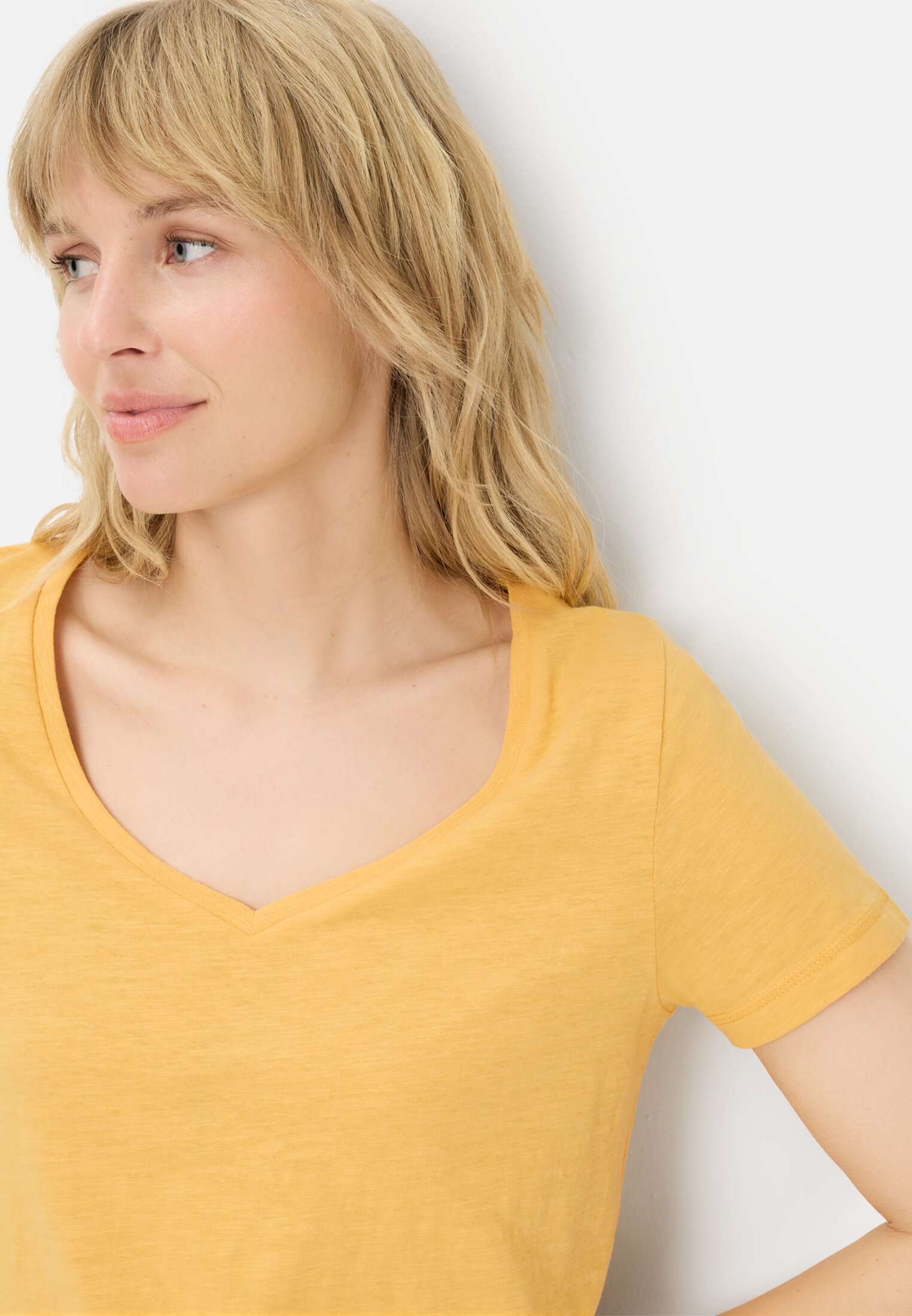 Damen T-Shirt aus 100% Baumwolle Gelb getragen detailliert nah