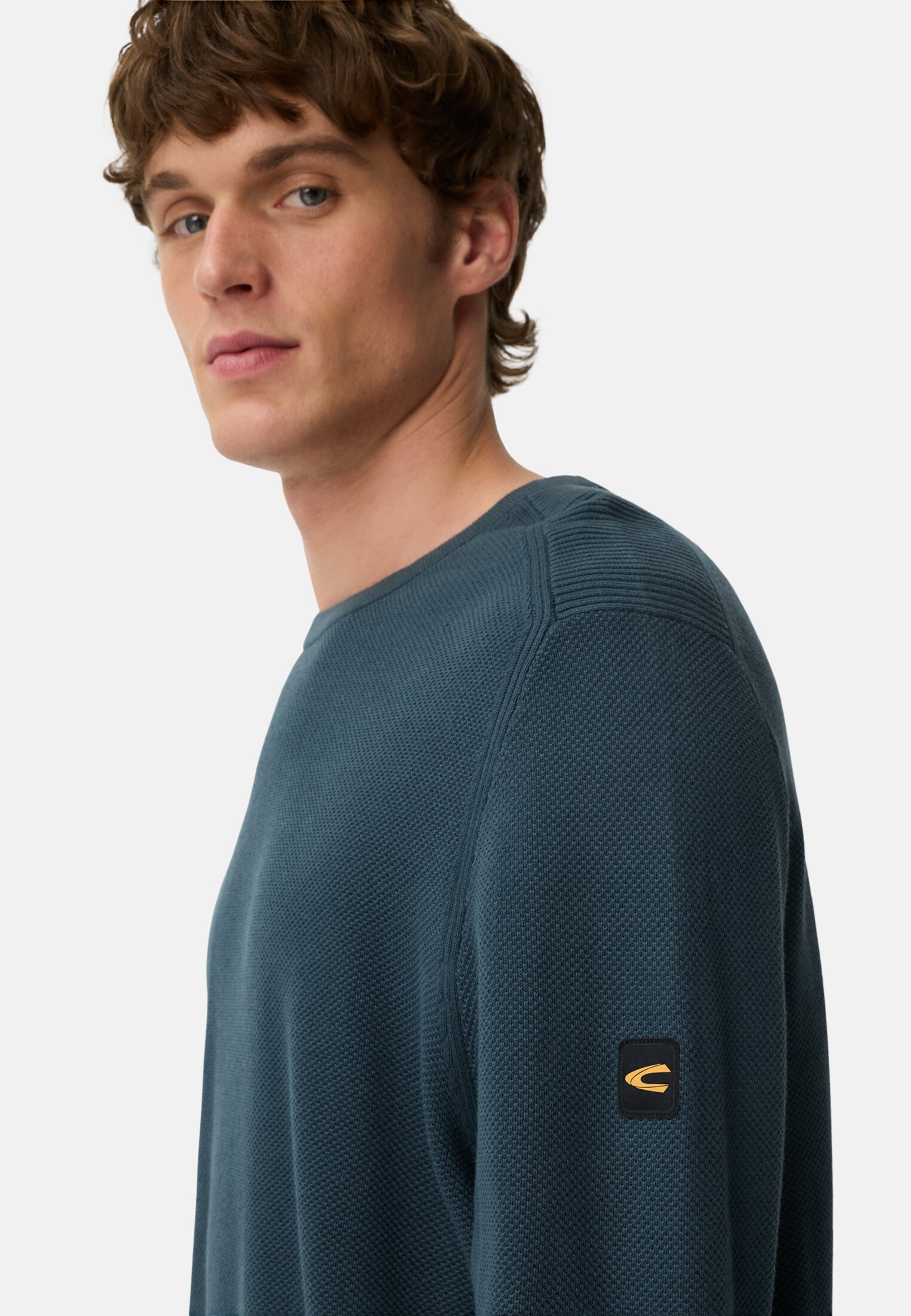 Herren Pullover aus reiner Baumwolle Tintenblau getragen detailliert nah