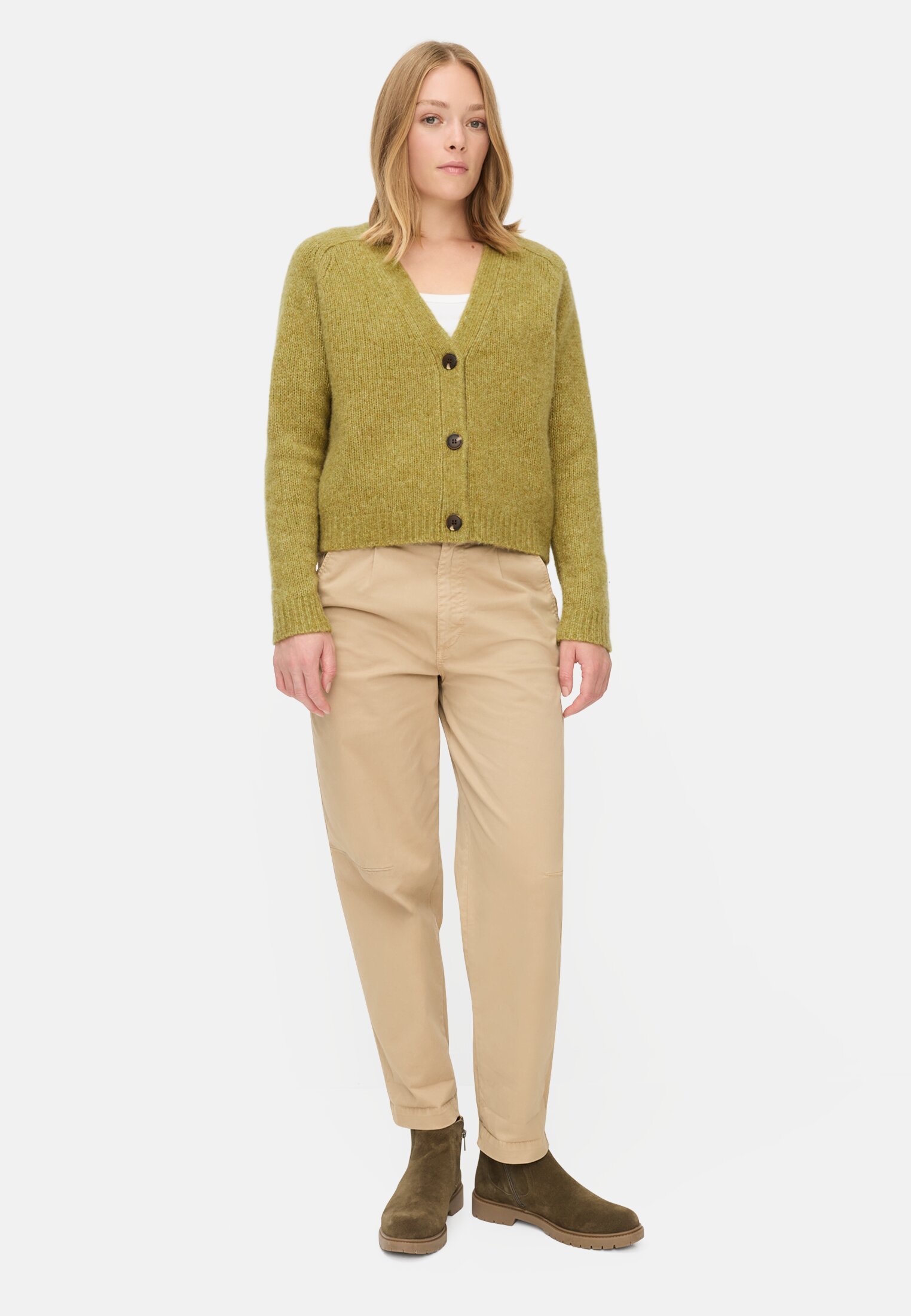 Damen Strickjacke mit Raglanärmeln und Knopfverschluss Oliv getragen vorne Ganzkörper