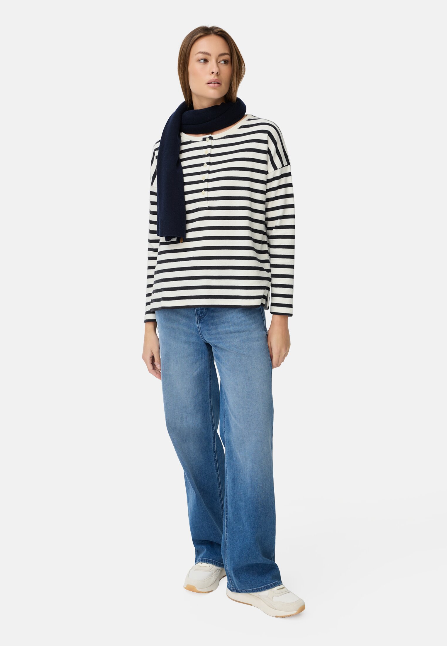 Damen Langarmshirt mit Knopfverschluss Blau gestreift getragen vorne Ganzkörper