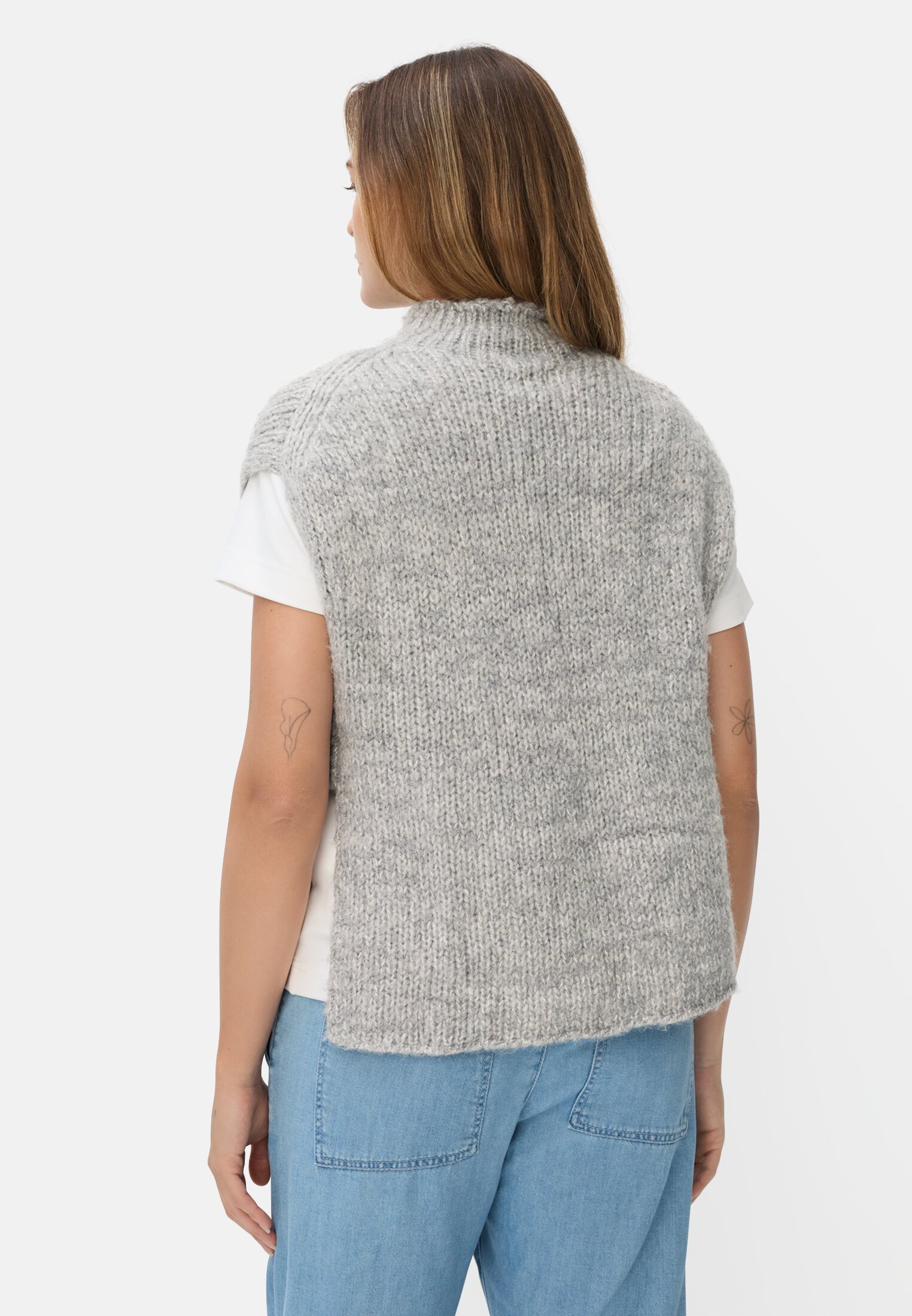 Vrouwen Gebreide pullover zonder mouwen met zijopeningen Grijs gedragen achter
