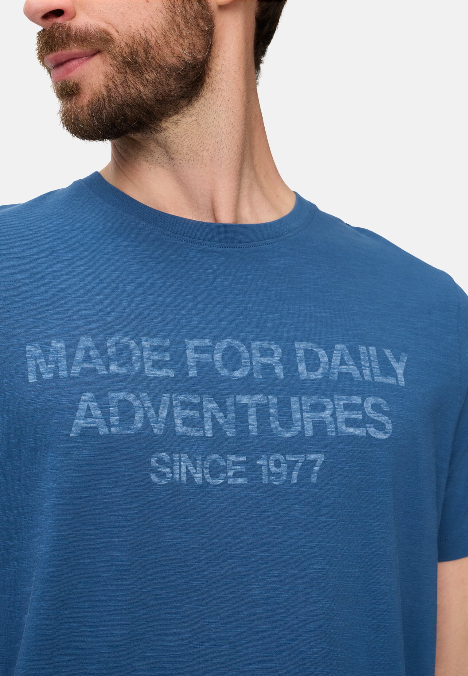 Herren T-Shirt mit reflektierenden Details Indigoblau getragen detailliert nah