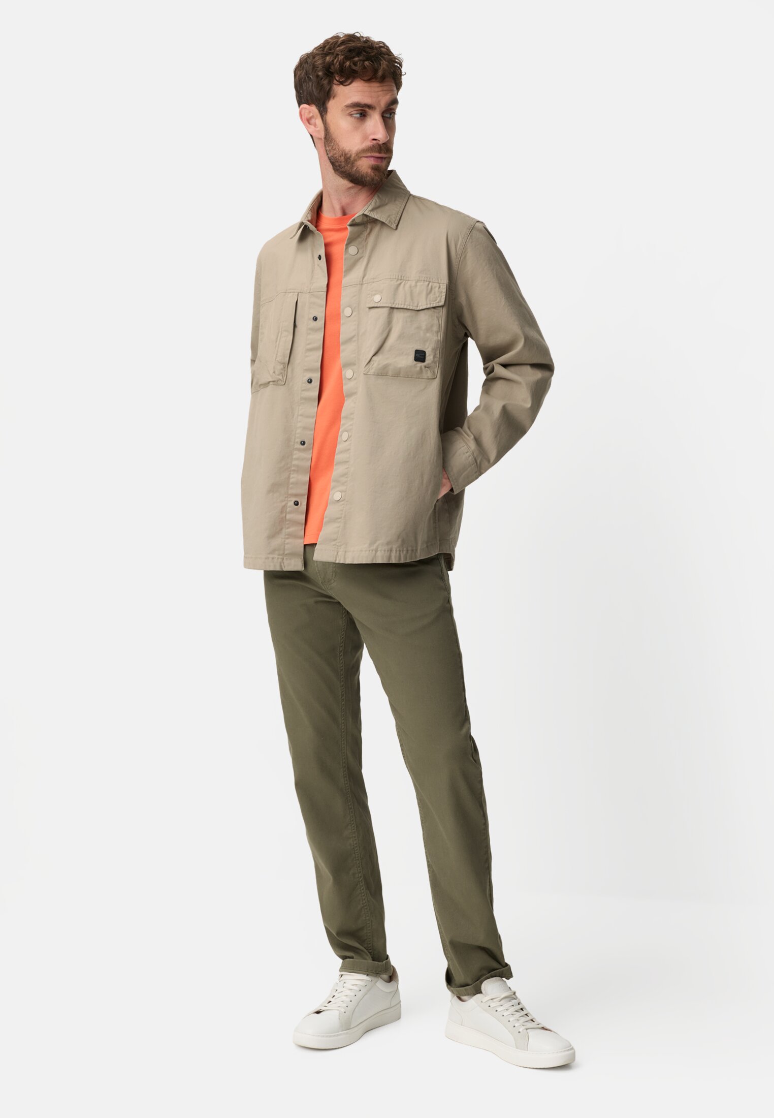 Herren Overshirt mit Taschen Beige getragen vorne Ganzkörper