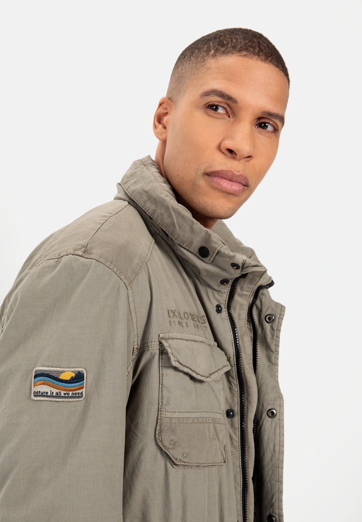 Herren Fieldjacket aus reiner Baumwolle Khaki getragen detailliert nah