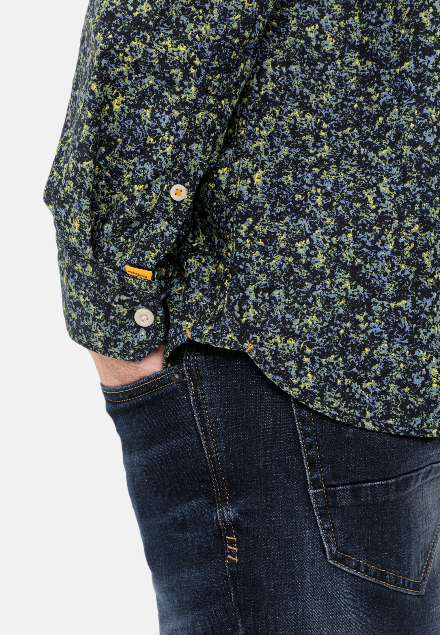 Herren Langarm Hemd mit Allover-Print Schwarz-Gelb getragen detailliert nah