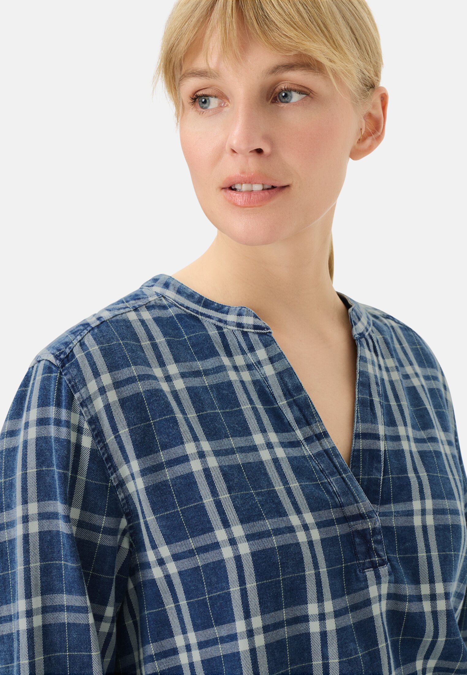 Damen Karobluse aus reiner Baumwolle Dunkelblau getragen detailliert nah