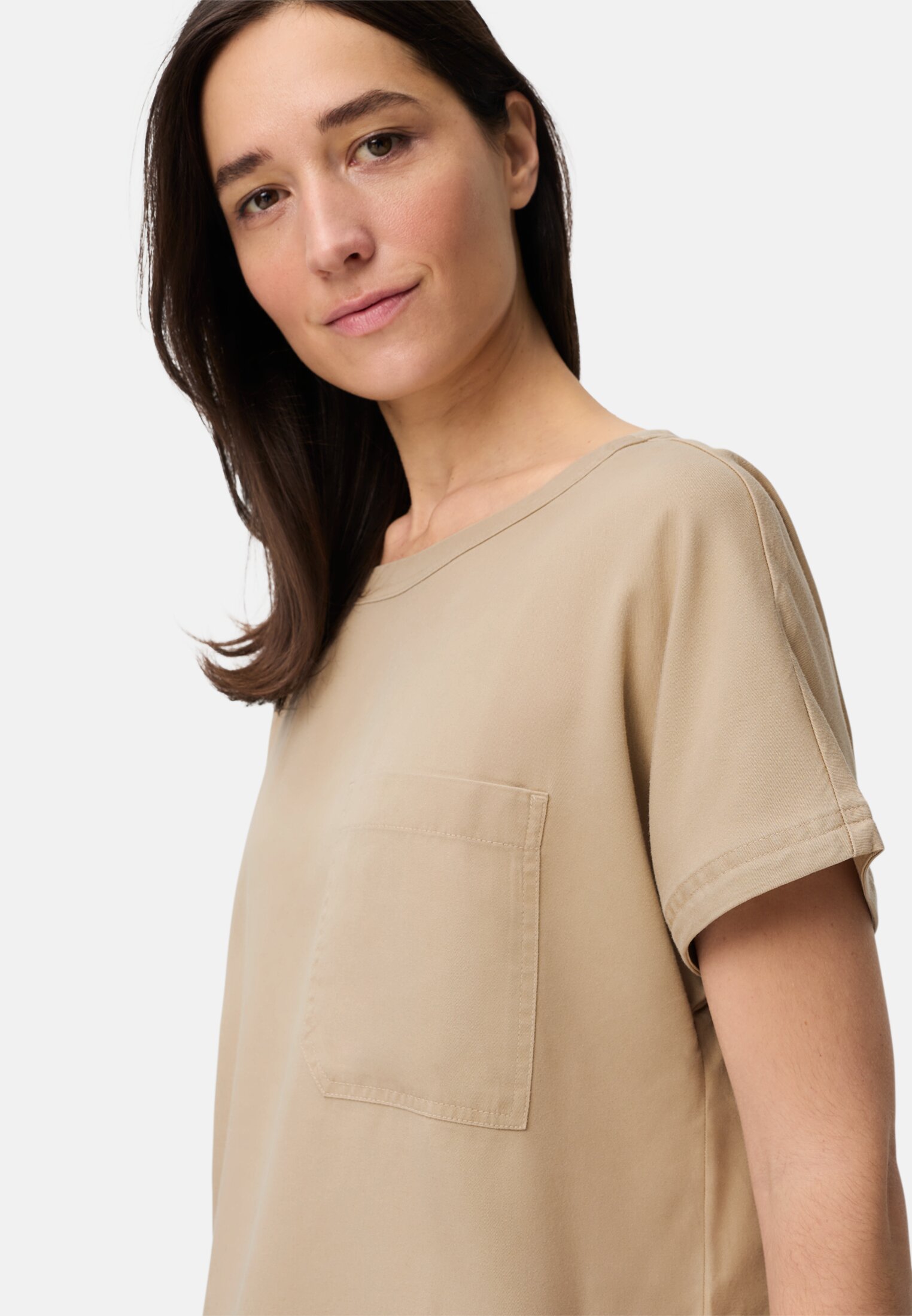 Women Short-sleeved T-shirt with a chest pocket Sand worn detail close