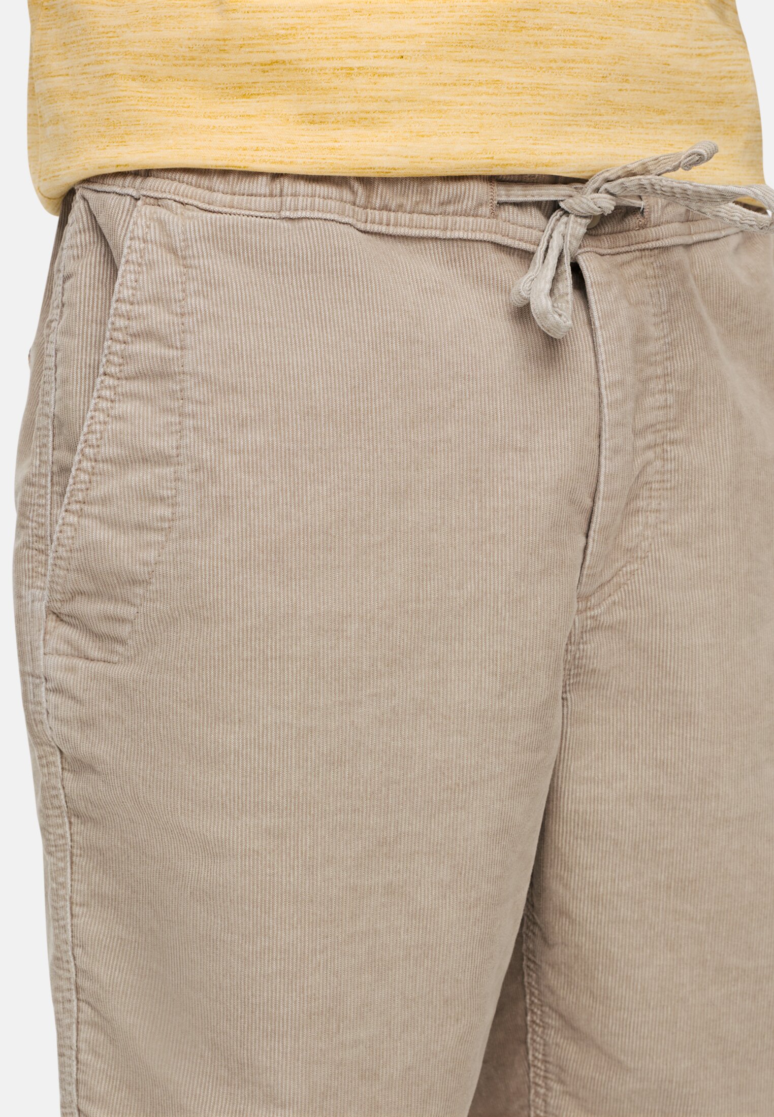 Herren Bermuda Shorts mit Tunnelzug Beige getragen detailliert nah