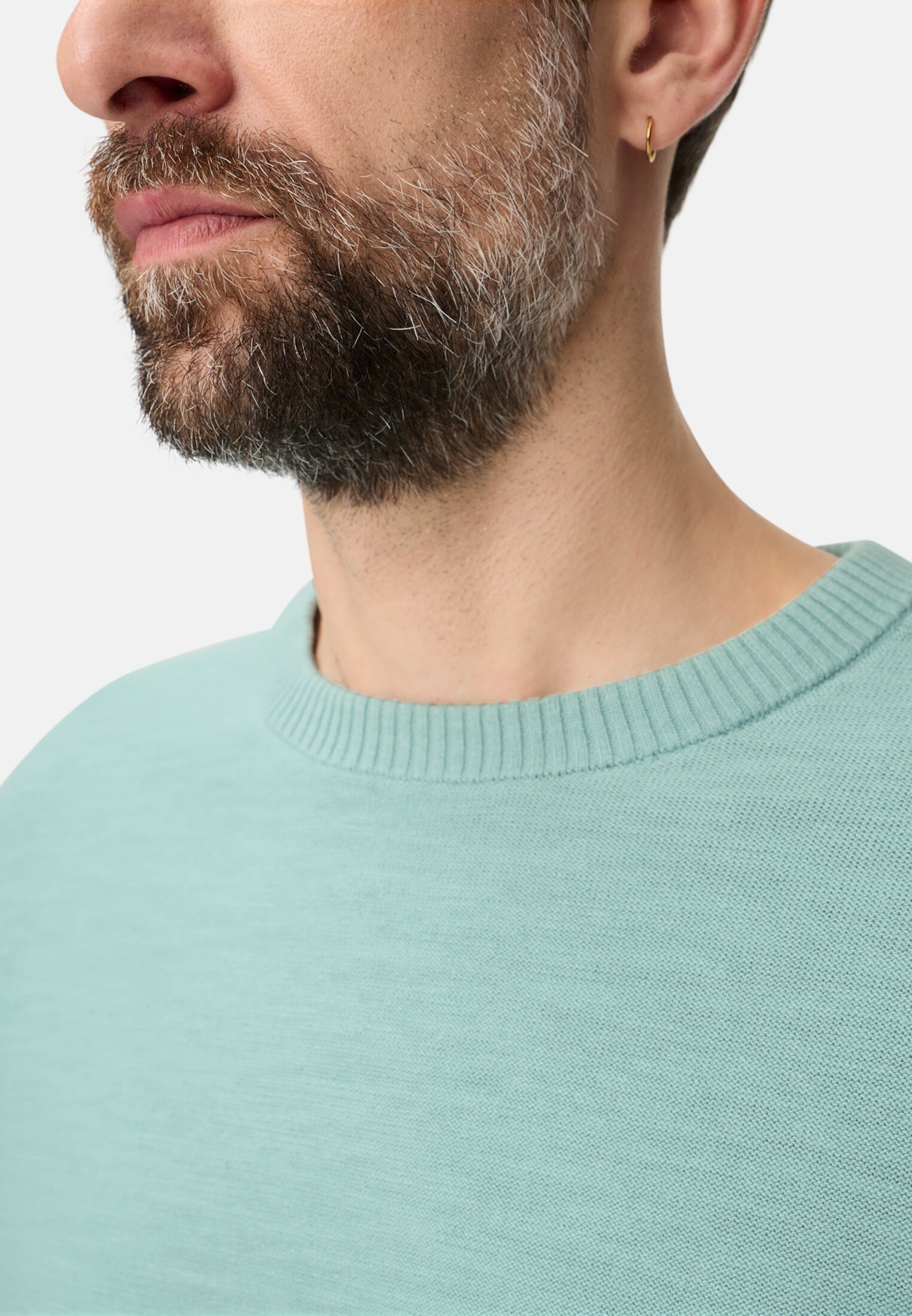 Heren Gebreide trui van puur katoen Oceaan Groen gedragen detail dichtbij