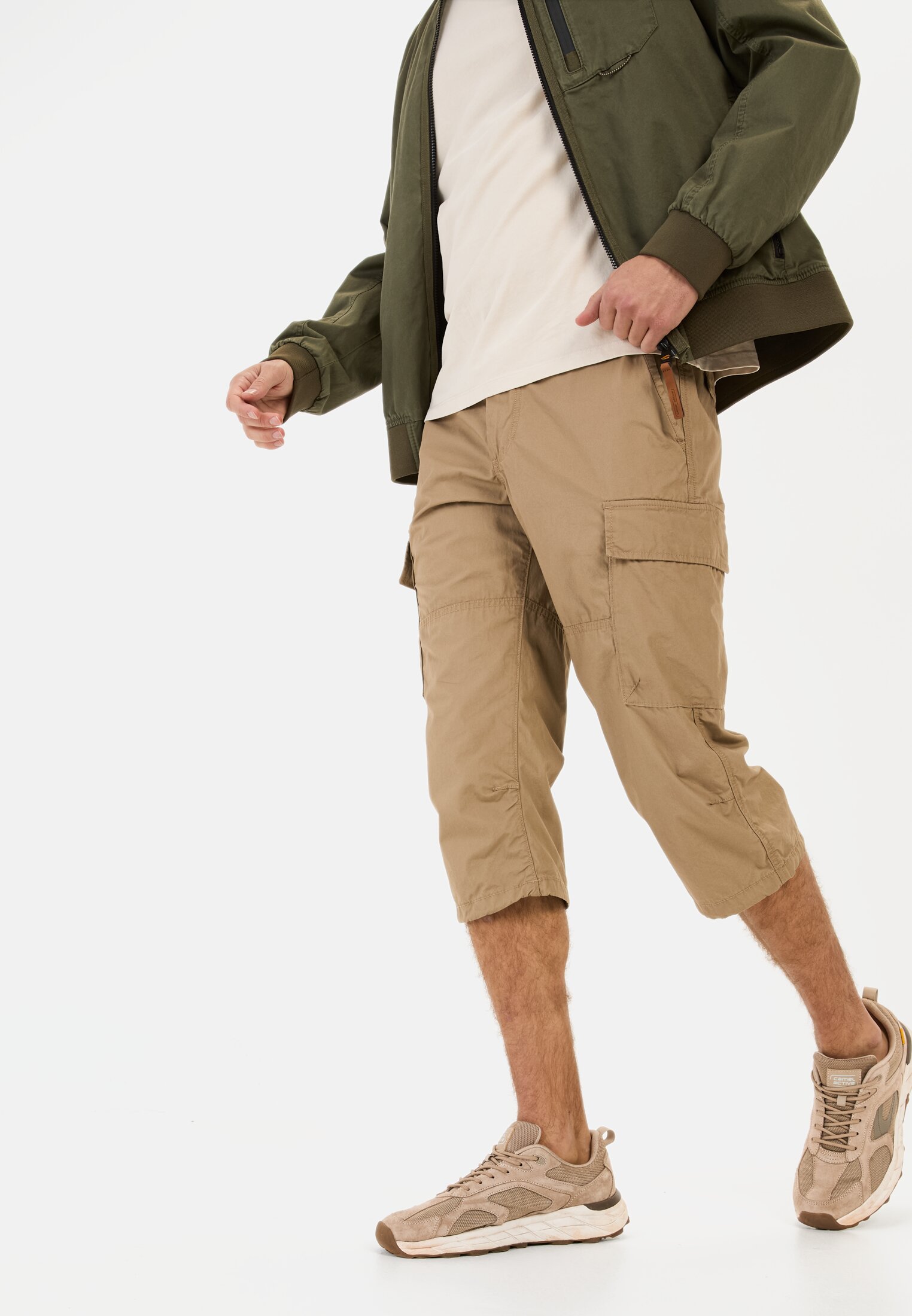 MI_96R58-5F50-19_M4-00 Heren 3/4 cargoshort met regular fit Bruin gedragen emotional