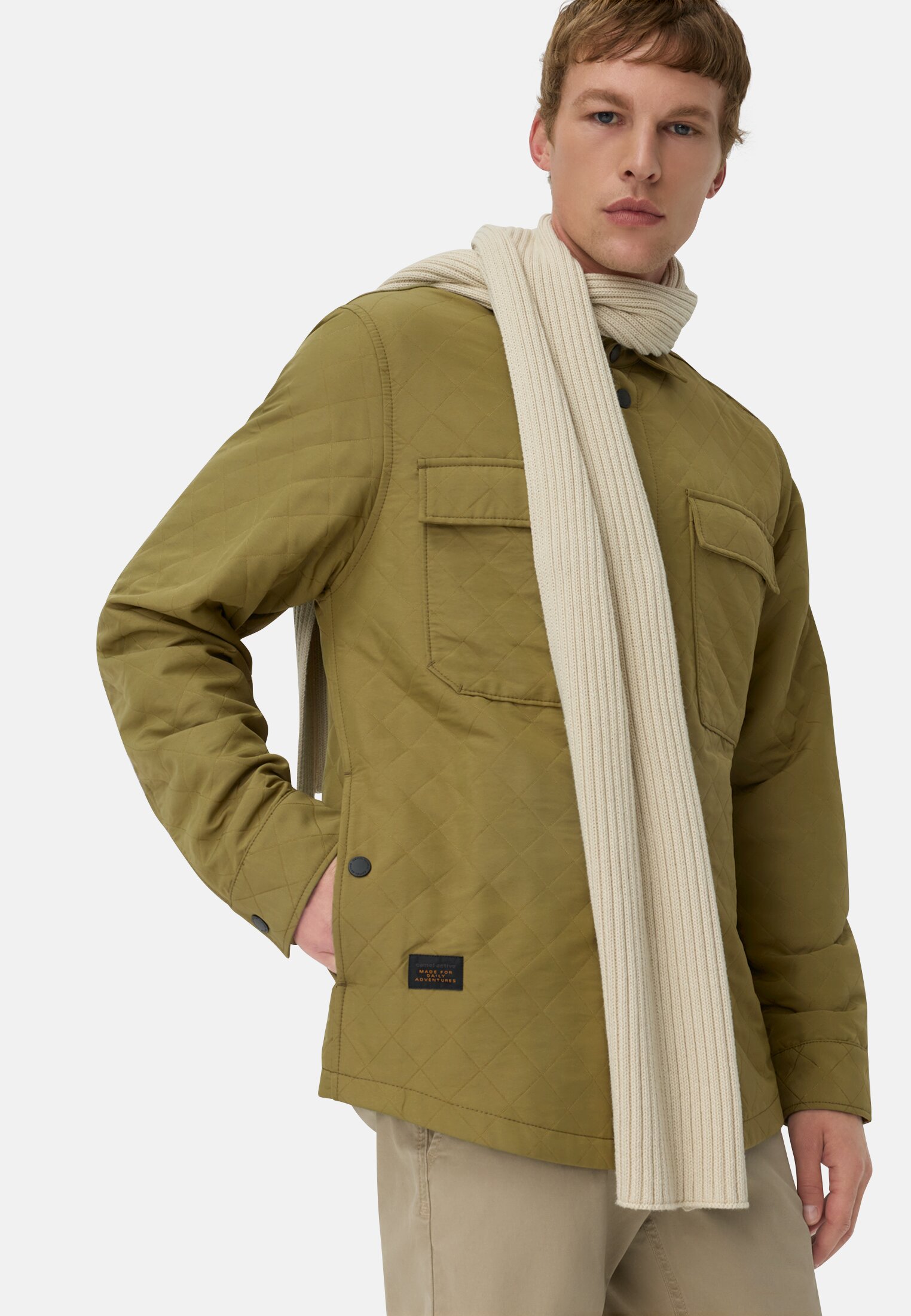 Herren Overshirt mit Seitentaschen Moosstein getragen emotional