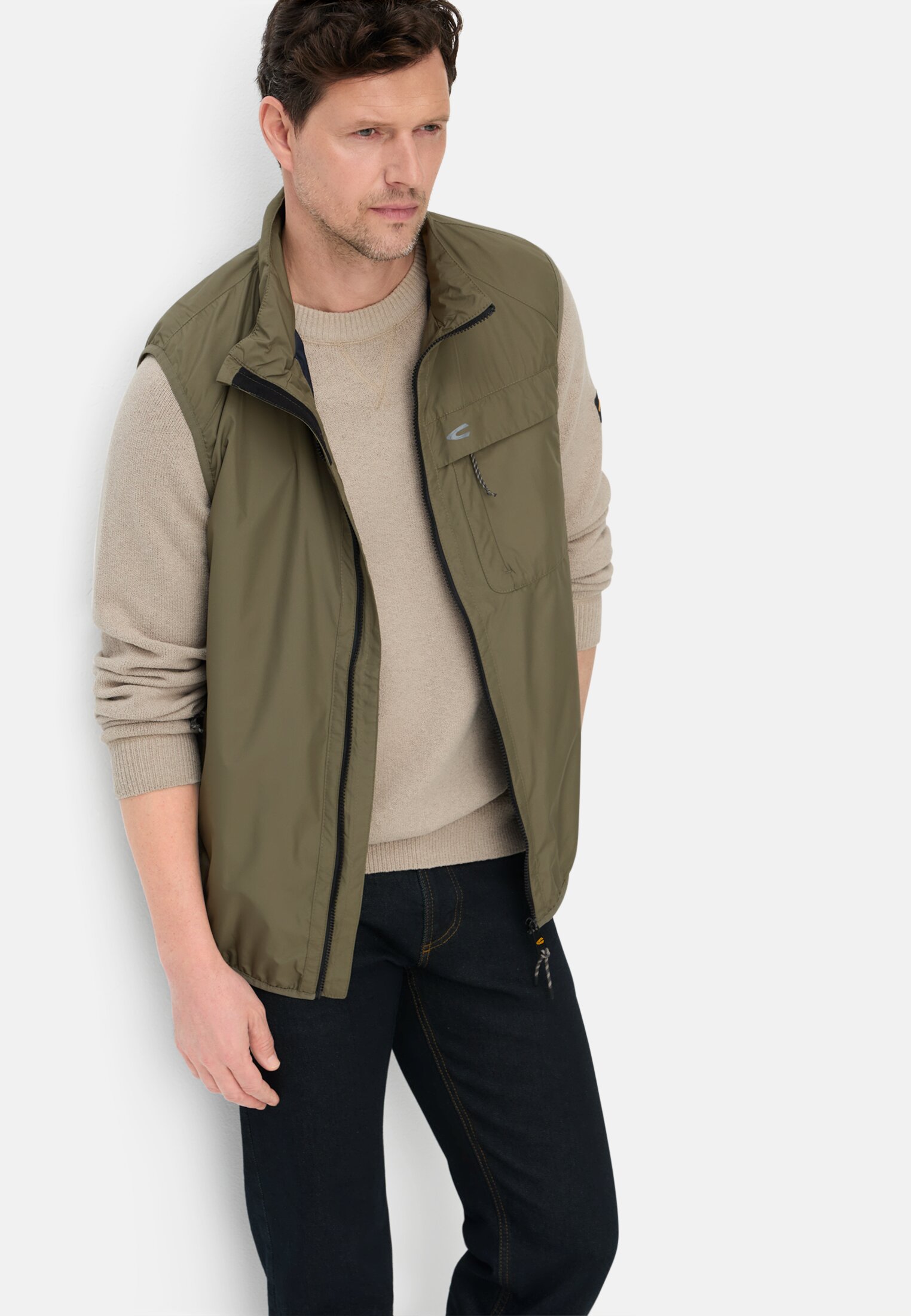 Herren Leichte Weste aus wasserabweisendem Material Olivgrün getragen emotional