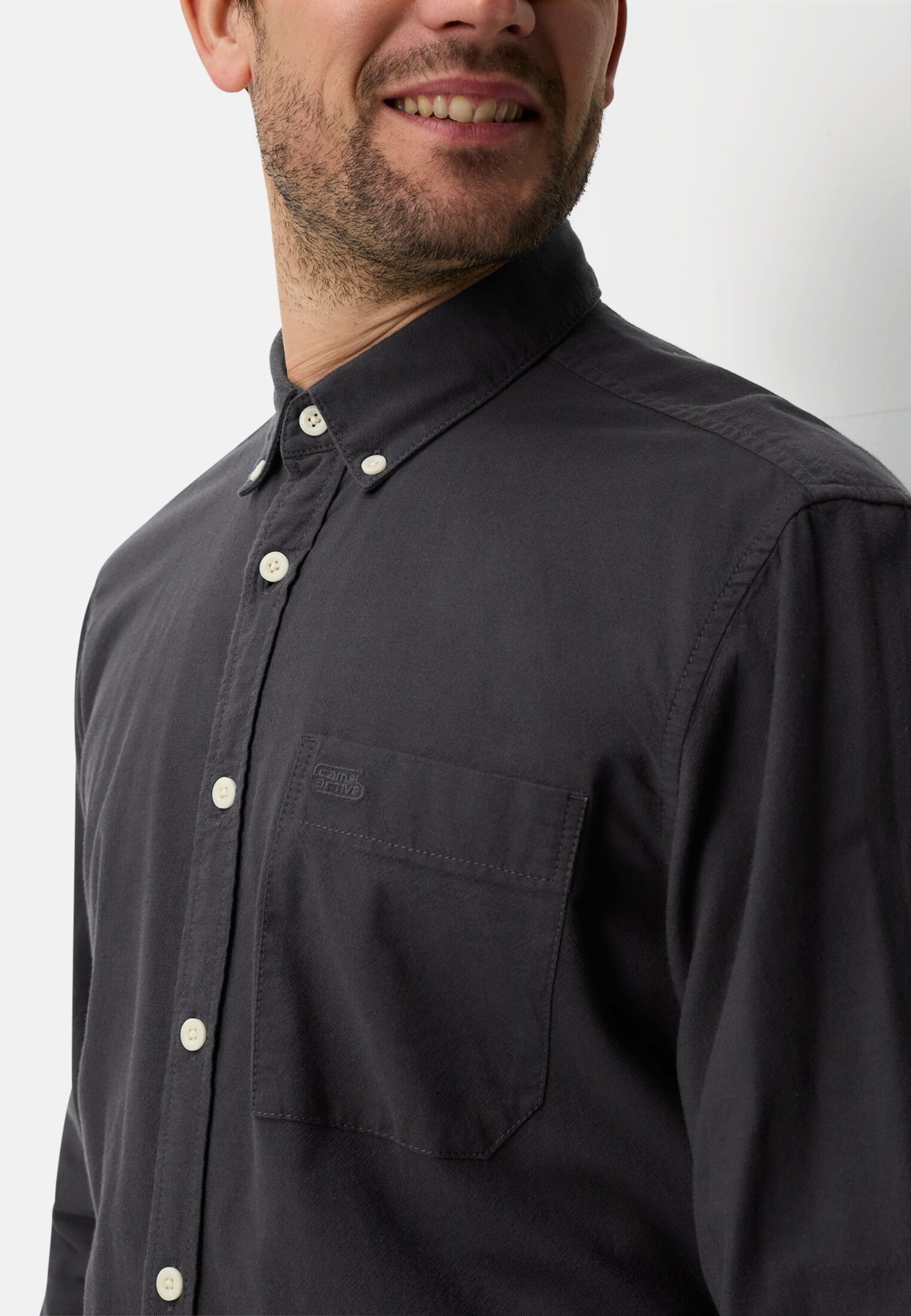 Herren Langarm Shirt mit antibakterieller Funktion Navyblau getragen detailliert nah