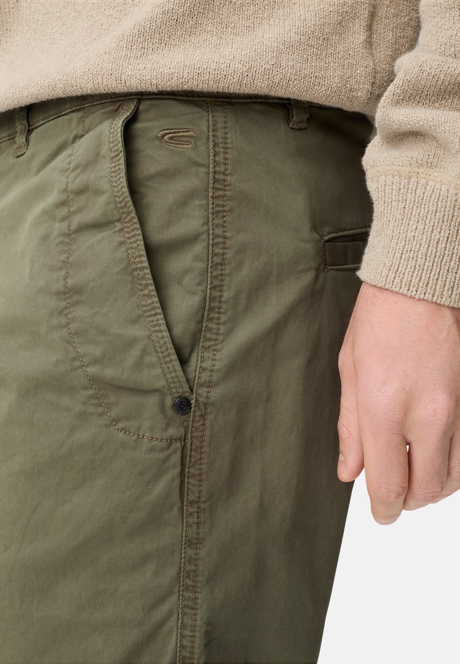 Men Bermuda shorts with zipper Olive Green worn detail close