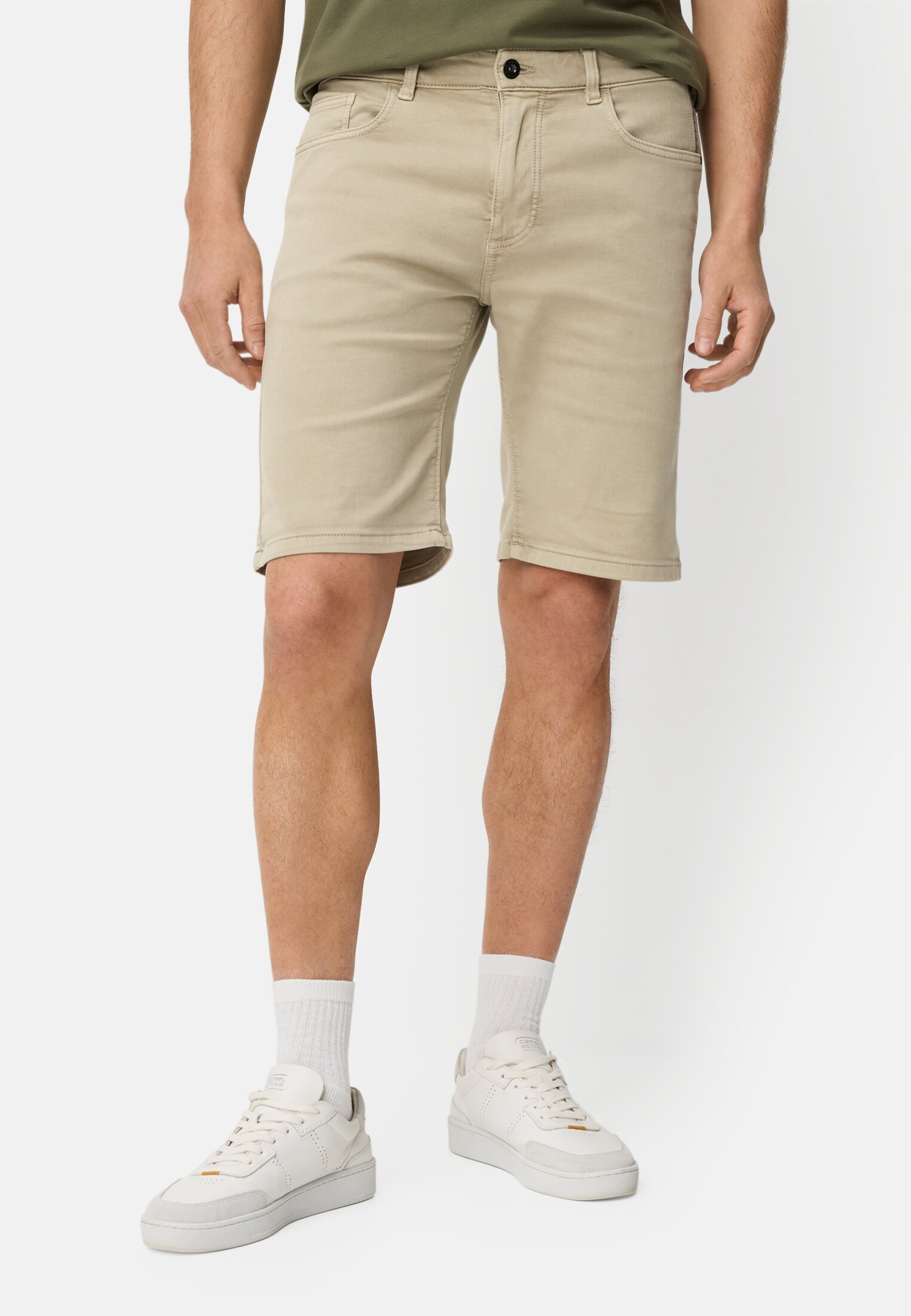 Herren fleXXXactive® Bermuda Shorts mit Reißverschluss Beige getragen vorn