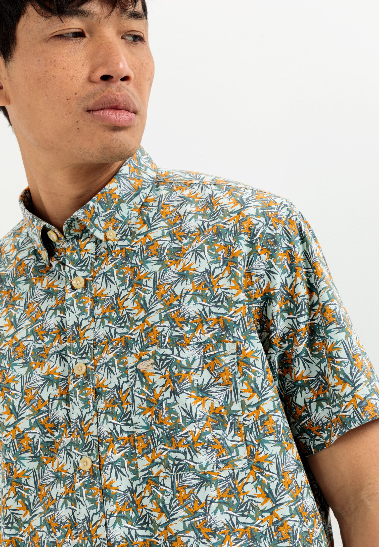 Men Shortsleeve shirt with allover-print Green-Orange worn detail close