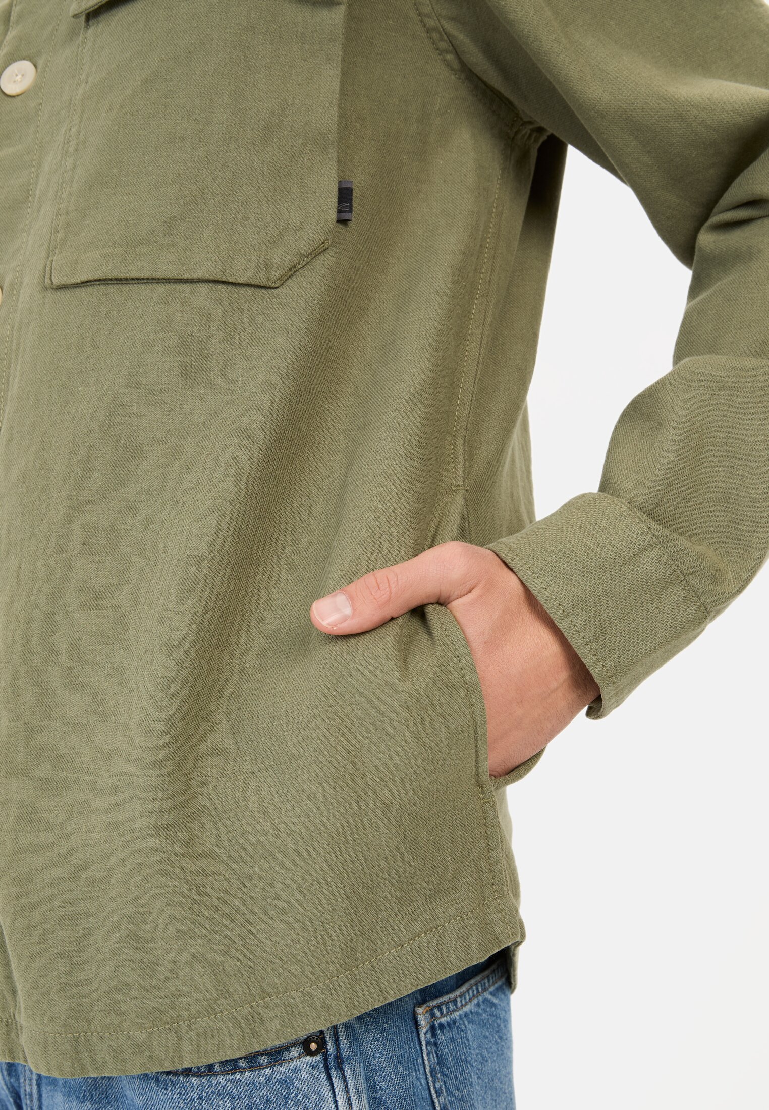 Men Overshirt made from a linen-cotton blend Dark Green worn detail close