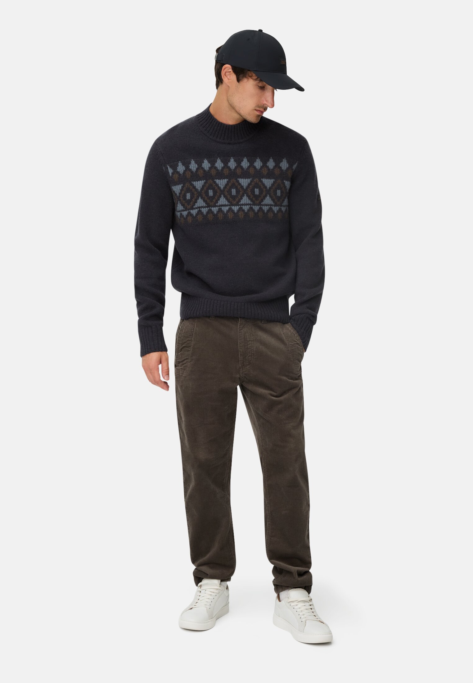 Herren Pullover aus reiner Wolle Navyblau getragen vorne Ganzkörper