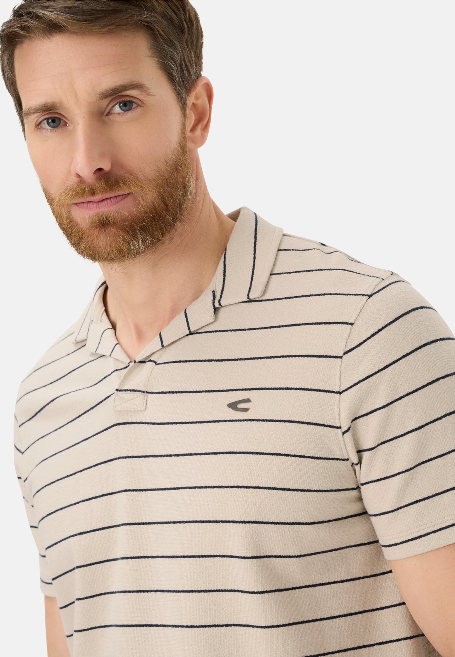 Herren Poloshirt mit kontrastierenden Details Beige getragen detailliert nah