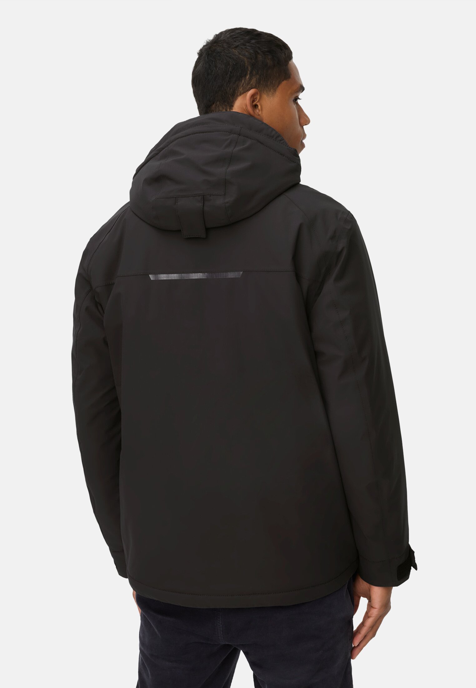 camelactive_Funktionsjacke_Asphalt_420064-6N07-88_M2 Herren teXXXactive® Jacke mit abnehmbarer Kapuze Schwarz getragen hinten