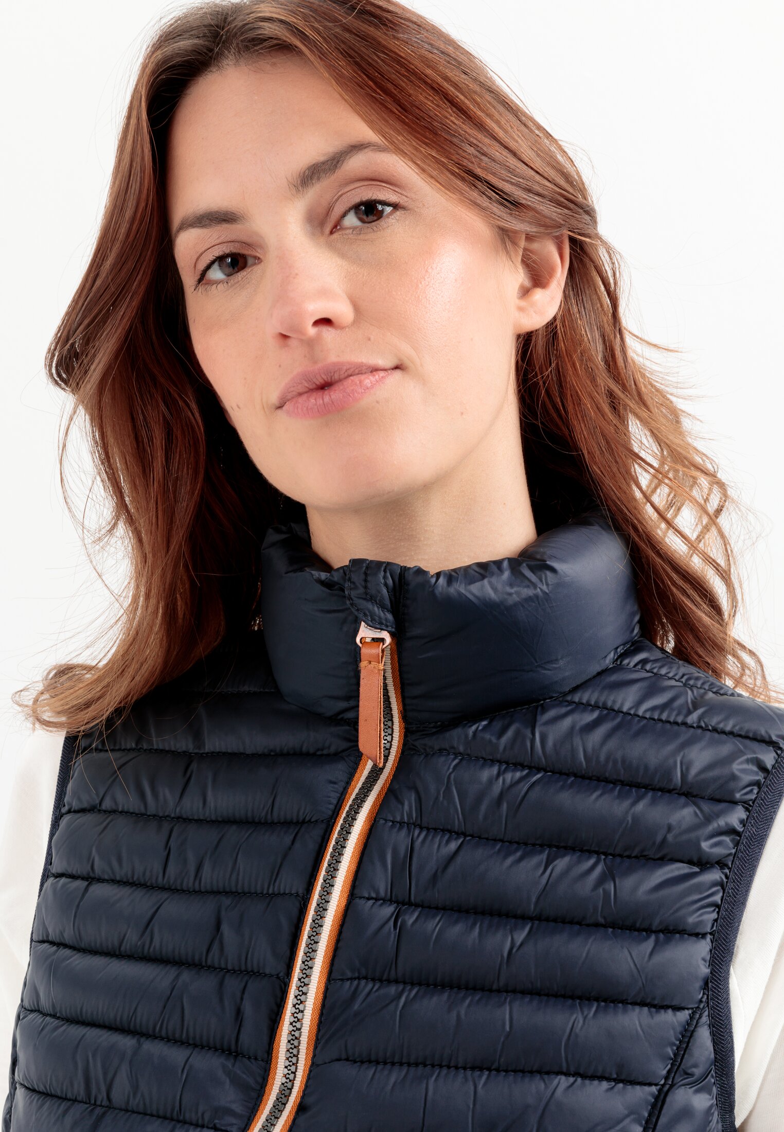 Damen Steppweste aus 100% recyceltem Material Dunkelblau getragen detailliert nah