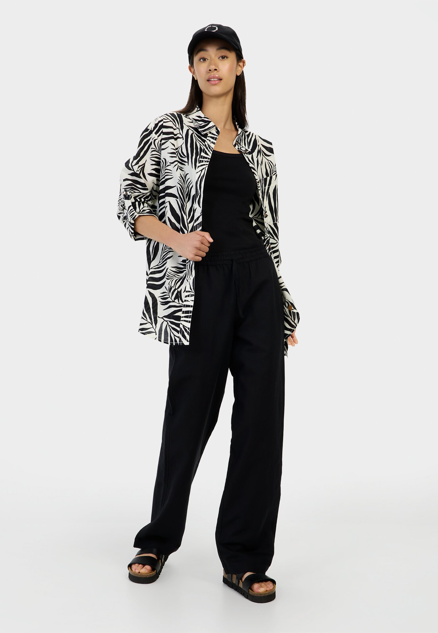 camelactive_Hose_Caviar_377410-5S76-08_M3 Women Relaxed fit trousers made from a linen blend Black worn front full body