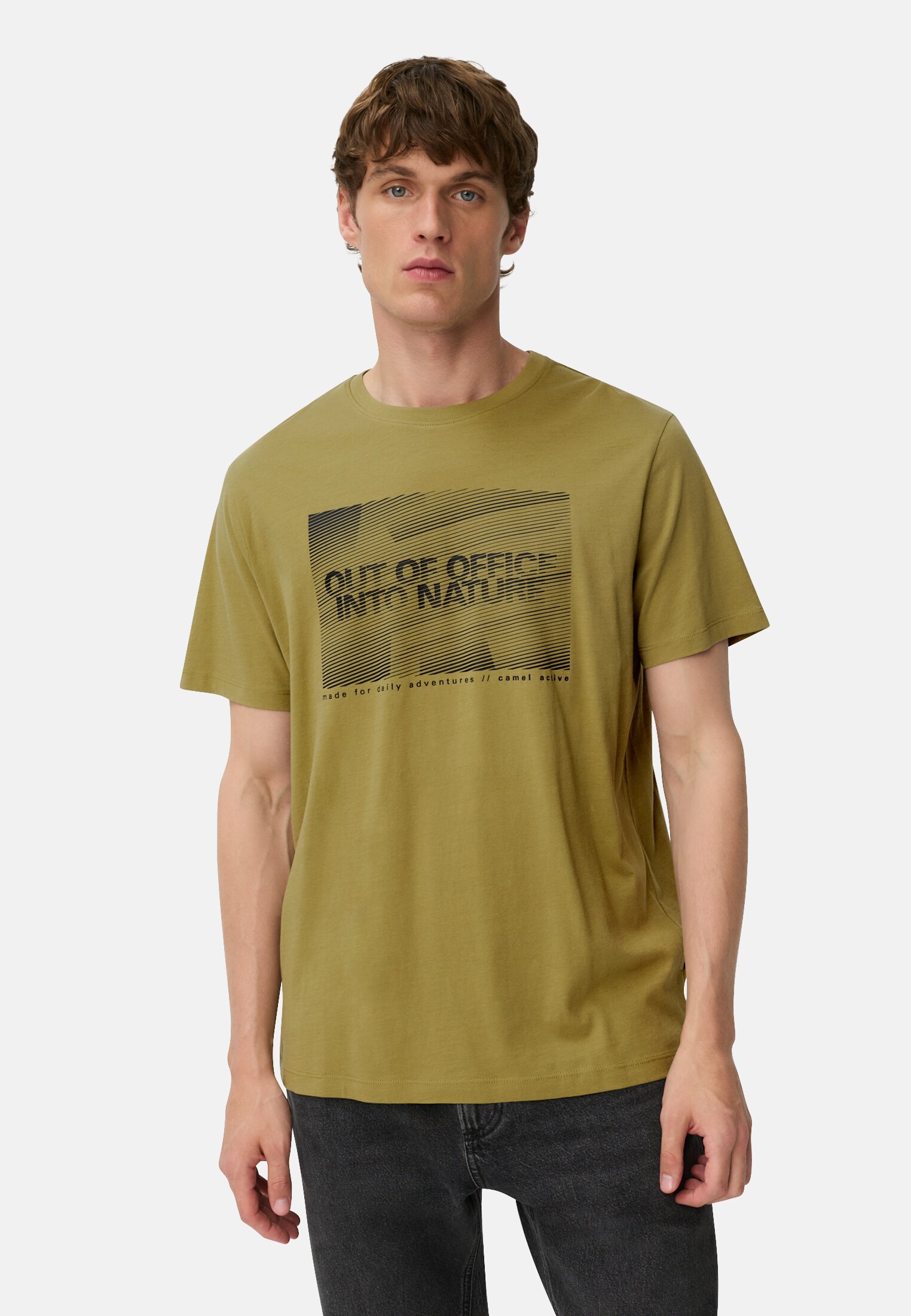 Herren T-Shirt mit Print aus nachhaltigem Organic Cotton Moosstein getragen vorn