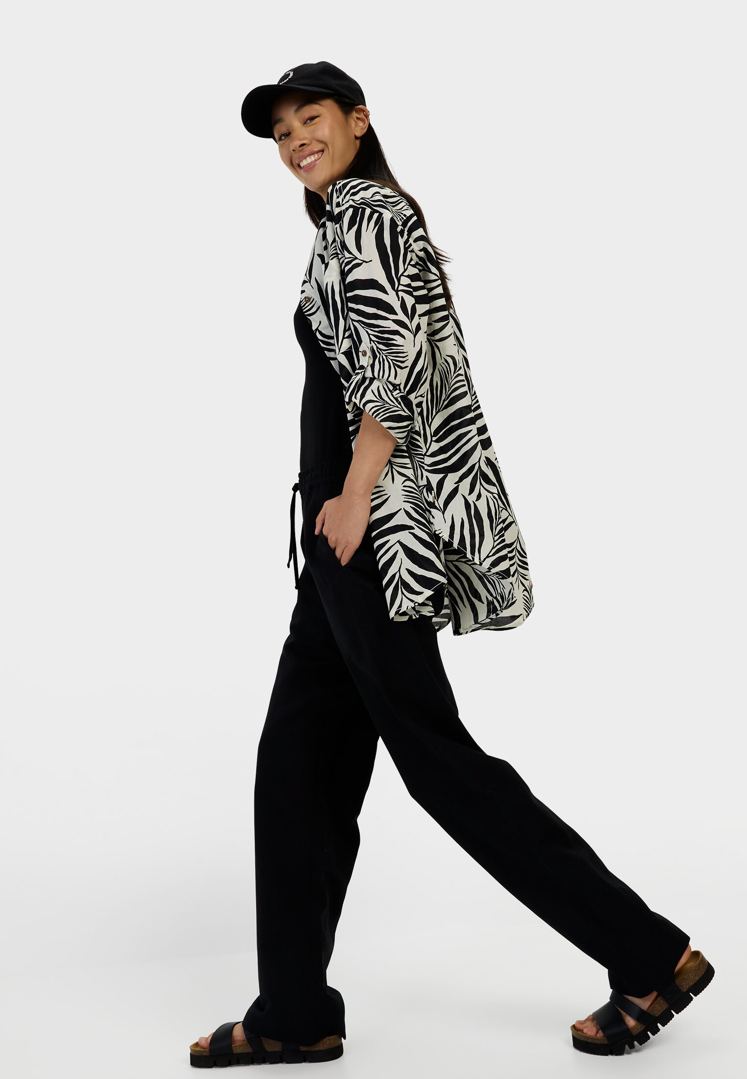 Women Relaxed fit trousers made from a linen blend Black worn emotional