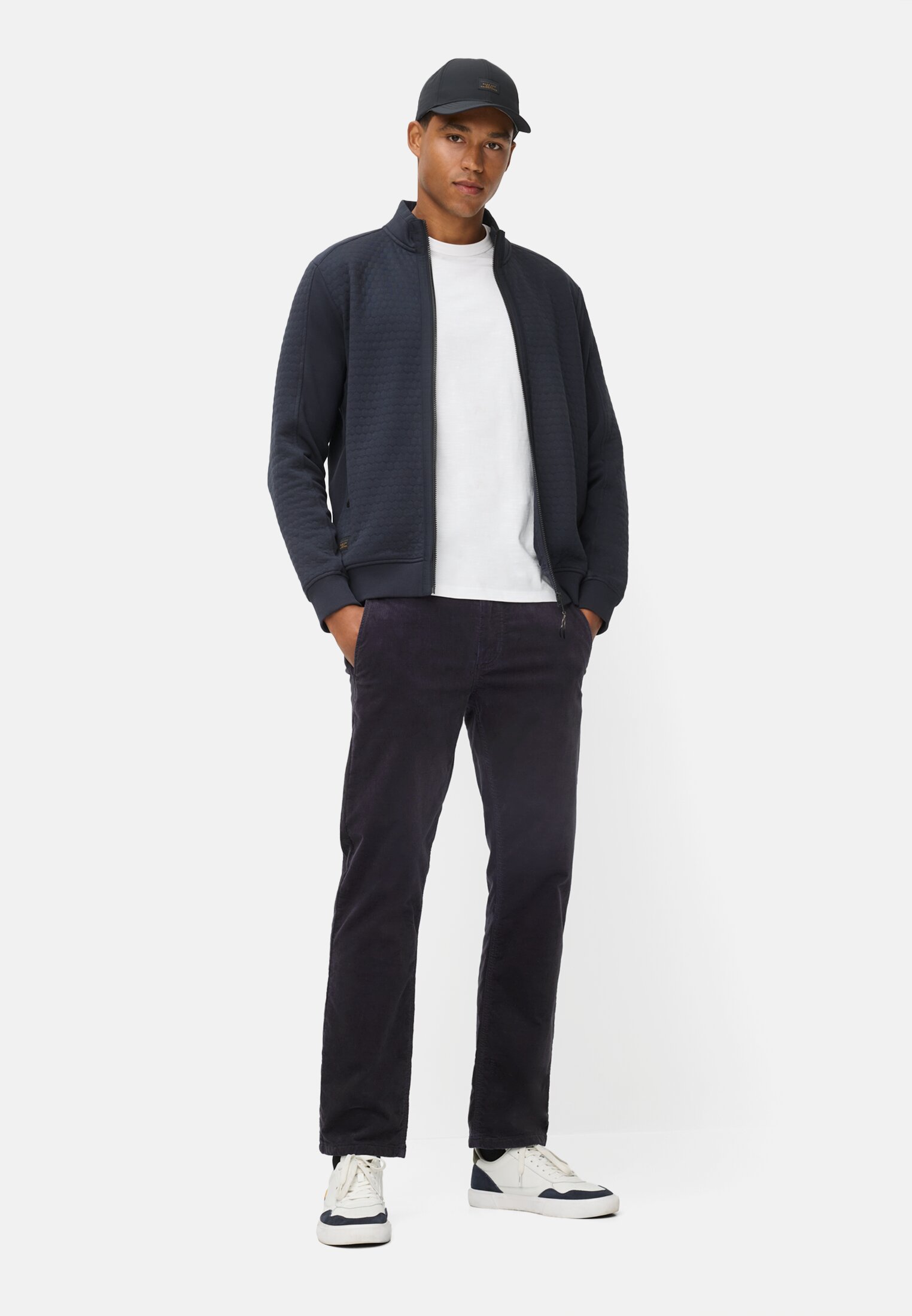 Herren Chino Thermo mit wärmeisolierender Funktion Navyblau getragen vorne Ganzkörper