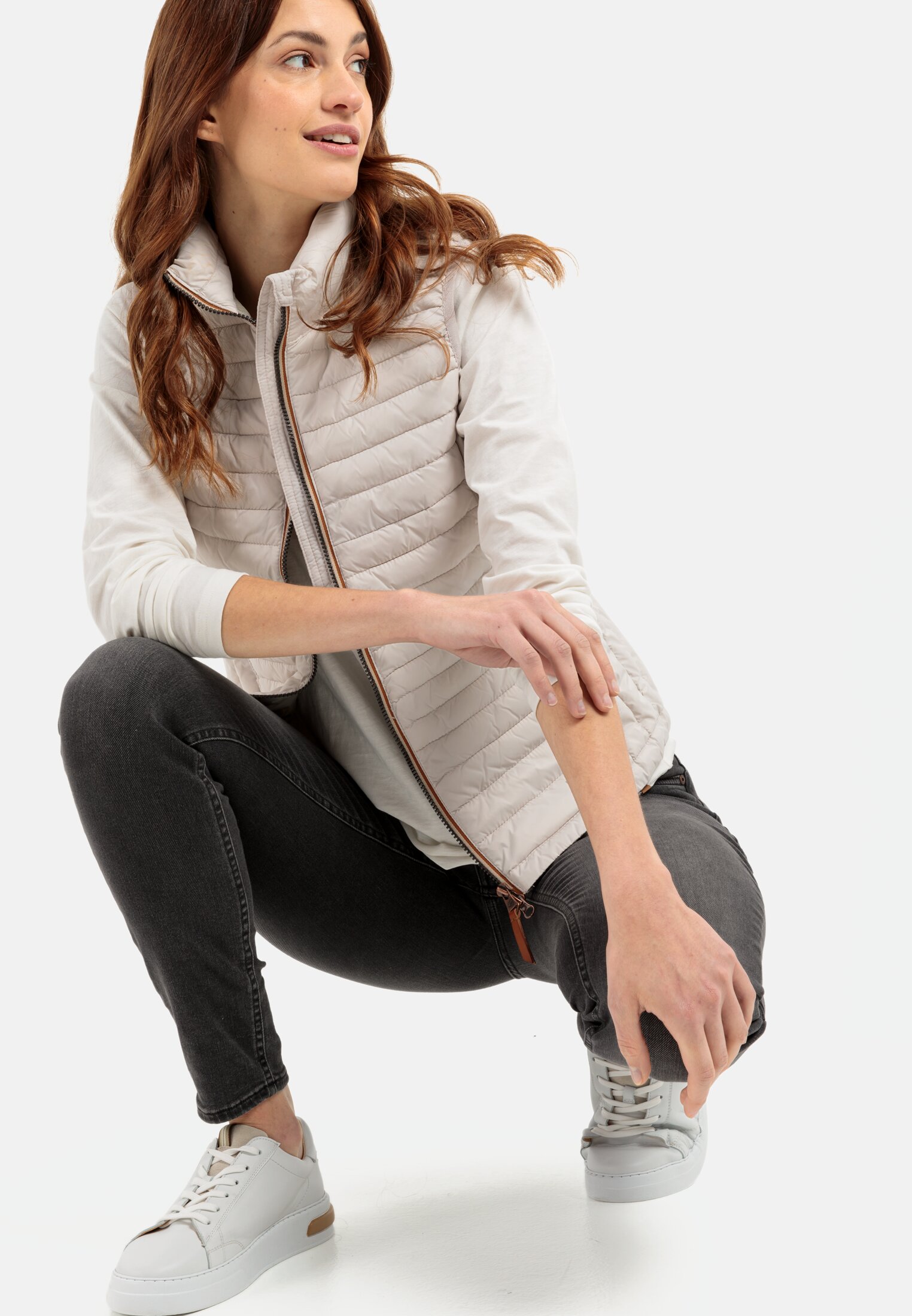 Damen Steppweste aus 100% recyceltem Material Weiß getragen emotional