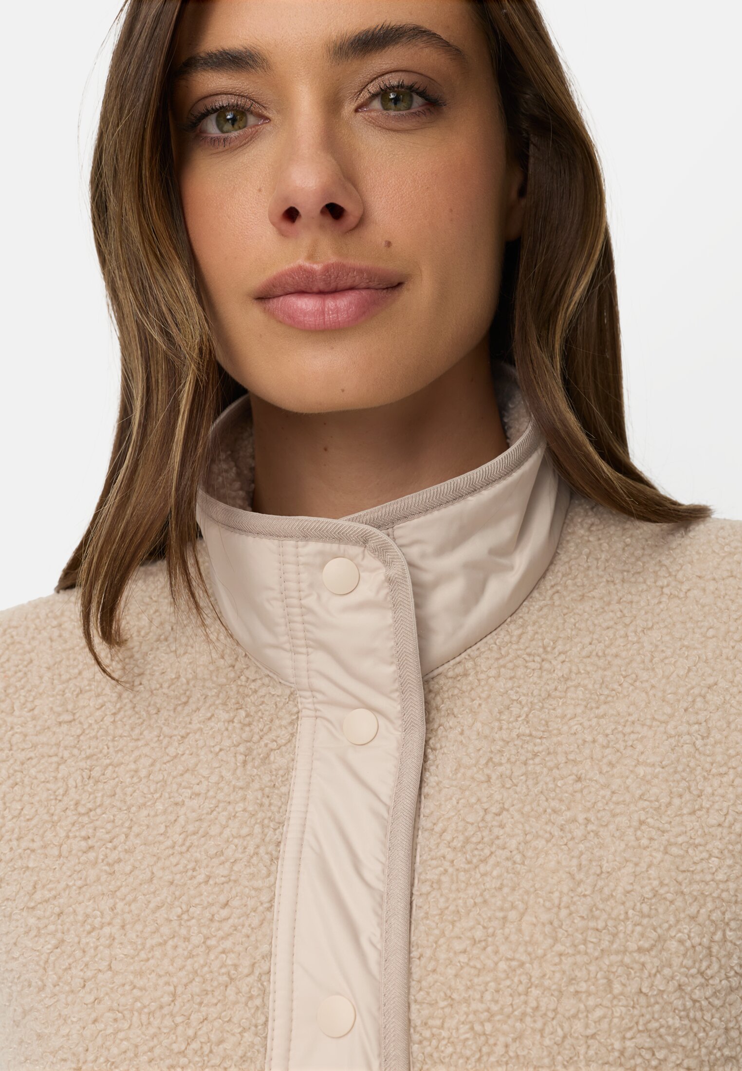 Women Short vest with reflective details Oats worn detail close