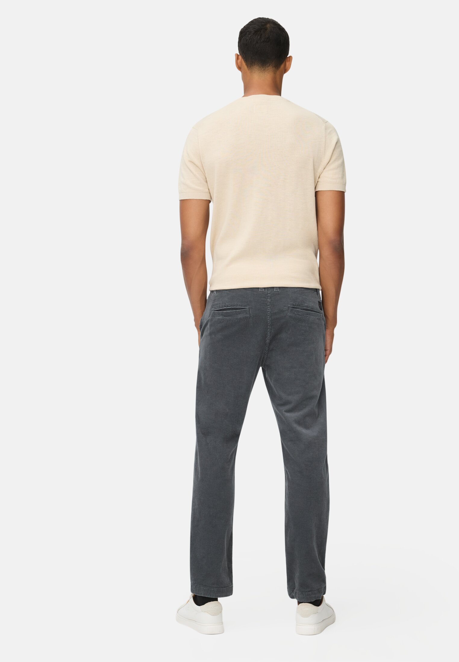 Heren Regular fit chino broek van corduroy Inktblauw gedragen achter