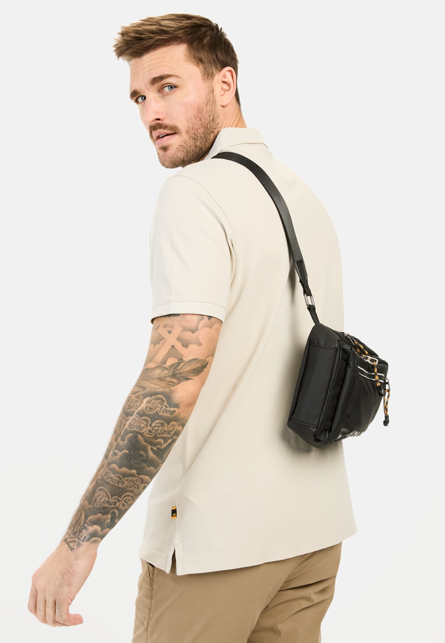 MI_09920-5P00-16_M4-00 Herren Kurzarm Poloshirt aus Baumwolle Beige getragen emotional