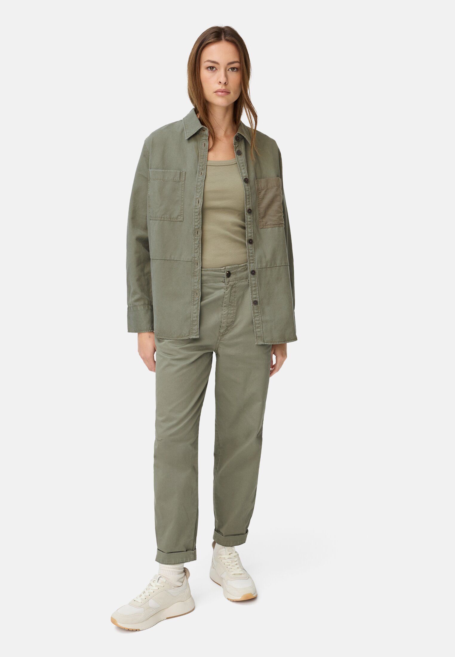 Damen Overshirt aus Baumwoll-Lyocell-Mix Graugrün getragen vorne Ganzkörper