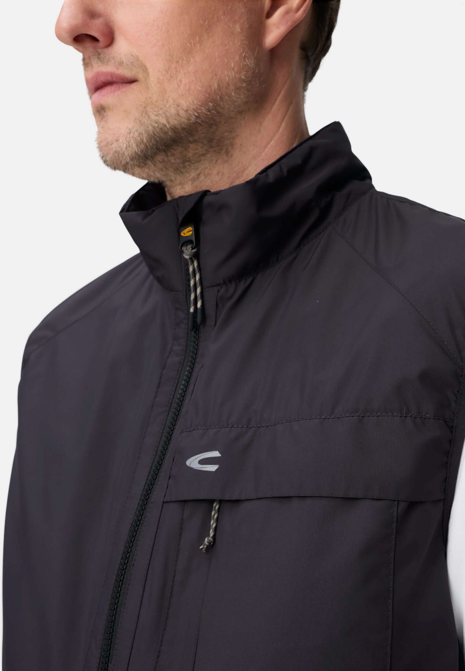 Herren Leichte Weste aus wasserabweisendem Material Dunkelblau getragen detailliert nah