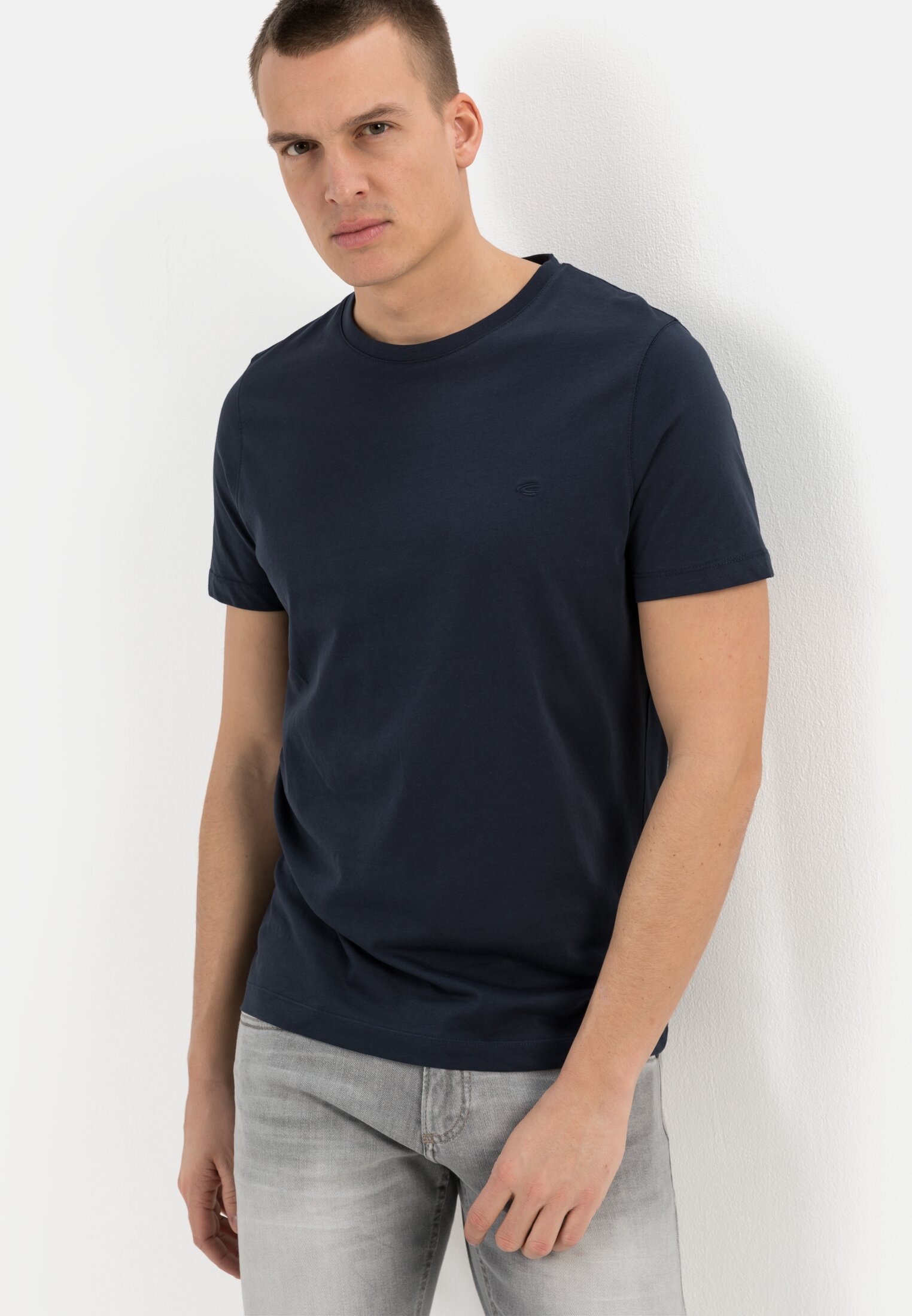Men Basic T-shirt with round neck in organic cotton Dark Blue worn emotional